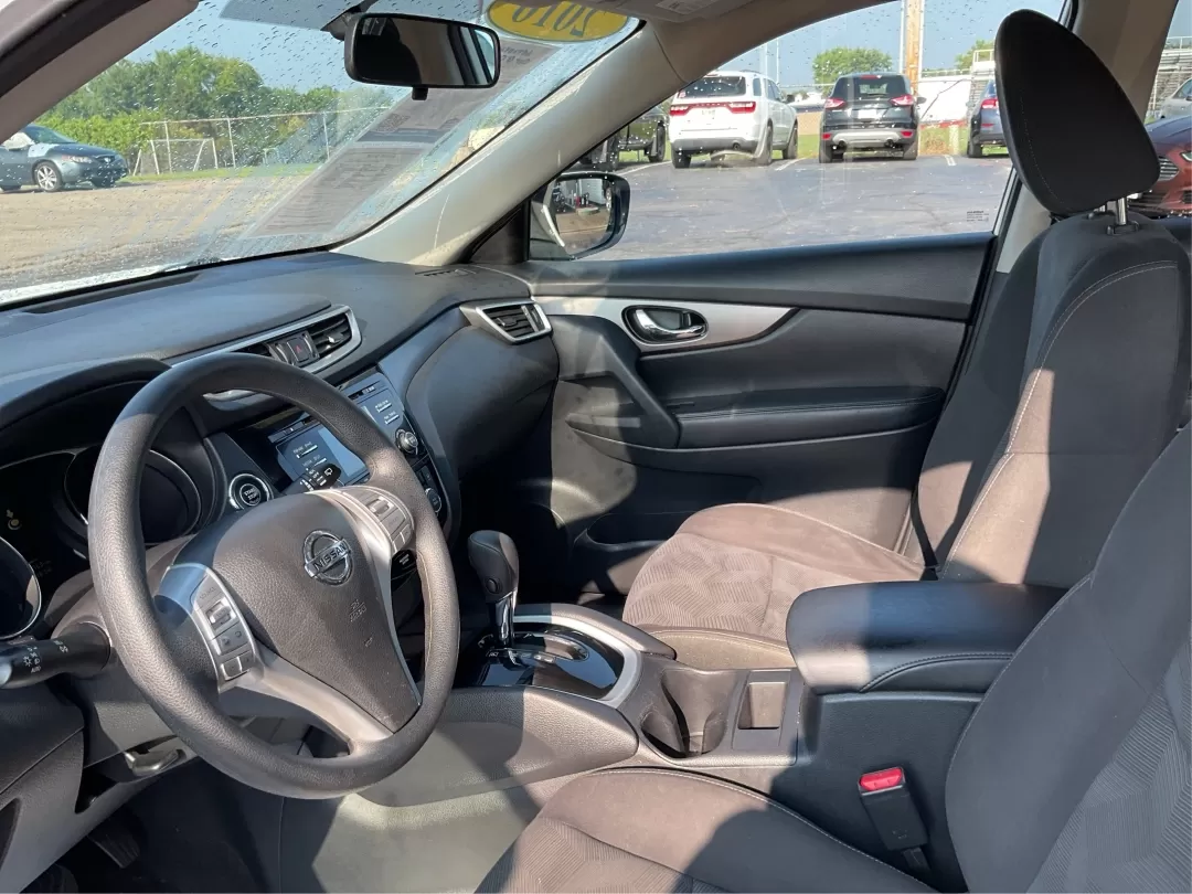 2016 Nissan Rogue SV (KNMAT2MV5GP) with an 2.5L I-4 DOHC engine, located at 8750 N County Rd 25A, Piqua, OH, 45356, (937) 908-9800, 40.164391, -84.232513 - 2016 Nissan Rogue SV - Photo#9
