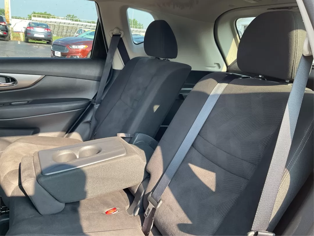 2016 Nissan Rogue SV (KNMAT2MV5GP) with an 2.5L I-4 DOHC engine, located at 8750 N County Rd 25A, Piqua, OH, 45356, (937) 908-9800, 40.164391, -84.232513 - 2016 Nissan Rogue SV - Photo#10