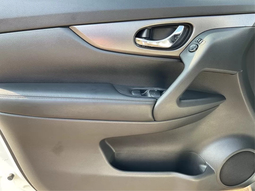 2016 Nissan Rogue SV (KNMAT2MV5GP) with an 2.5L I-4 DOHC engine, located at 8750 N County Rd 25A, Piqua, OH, 45356, (937) 908-9800, 40.164391, -84.232513 - 2016 Nissan Rogue SV - Photo#18