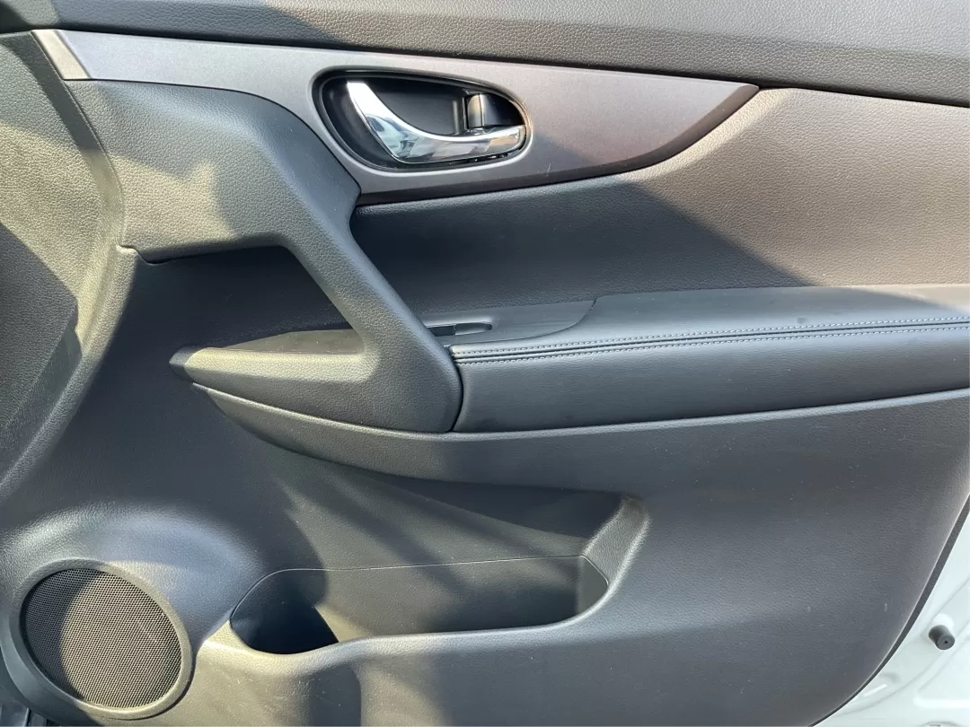 2016 Nissan Rogue SV (KNMAT2MV5GP) with an 2.5L I-4 DOHC engine, located at 8750 N County Rd 25A, Piqua, OH, 45356, (937) 908-9800, 40.164391, -84.232513 - 2016 Nissan Rogue SV - Photo#19