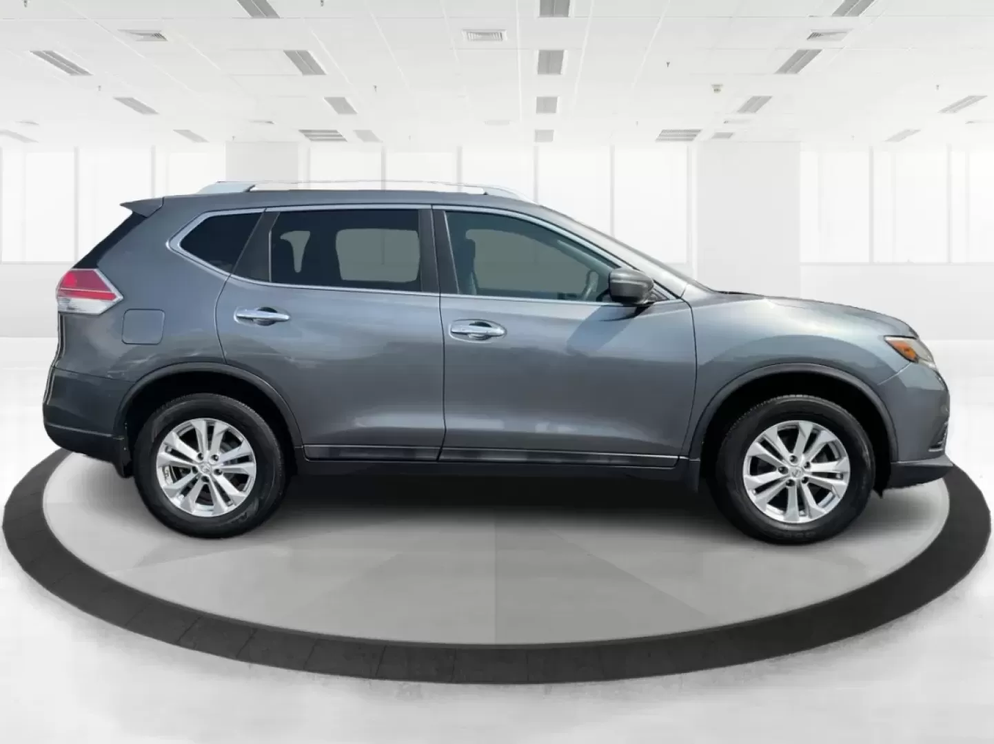 2015 Nissan Rogue SV (5N1AT2MV3FC) with an 2.5L I-4 DOHC engine, located at 1230 East Main St, Xenia, OH, 45385, (937) 908-9800, 39.688026, -83.910172 - Experience adventure and comfort on the road with this 2015 Nissan Rogue SV, available now at **Advantage Car and Credit - Xenia**! Whether you're embarking on a weekend getaway or navigating the hustle and bustle of daily commutes, this versatile SUV is designed to meet your lifestyle needs. With i - Photo#1