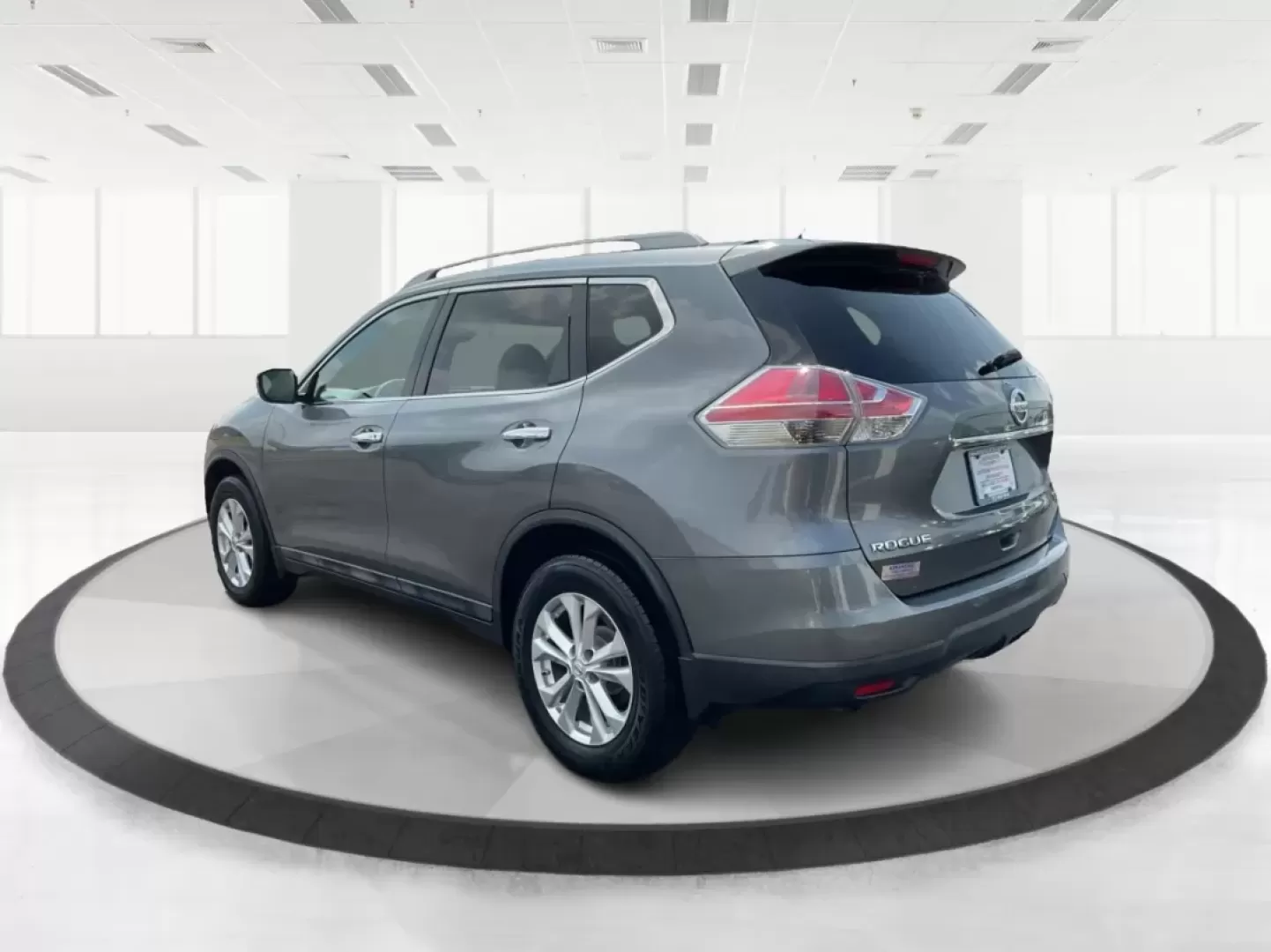 2015 Nissan Rogue SV (5N1AT2MV3FC) with an 2.5L I-4 DOHC engine, located at 1230 East Main St, Xenia, OH, 45385, (937) 908-9800, 39.688026, -83.910172 - Experience adventure and comfort on the road with this 2015 Nissan Rogue SV, available now at **Advantage Car and Credit - Xenia**! Whether you're embarking on a weekend getaway or navigating the hustle and bustle of daily commutes, this versatile SUV is designed to meet your lifestyle needs. With i - Photo#4