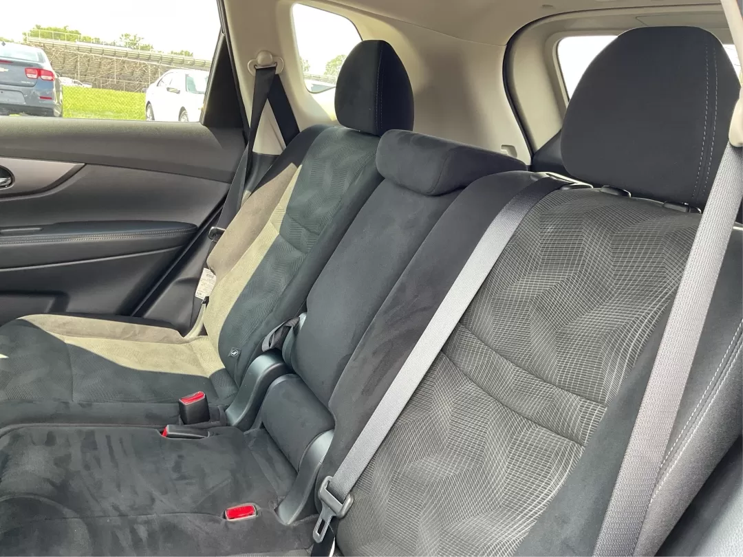 2015 Nissan Rogue SV (5N1AT2MV3FC) with an 2.5L I-4 DOHC engine, located at 1230 East Main St, Xenia, OH, 45385, (937) 908-9800, 39.688026, -83.910172 - 2015 Nissan Rogue SV - Photo#10