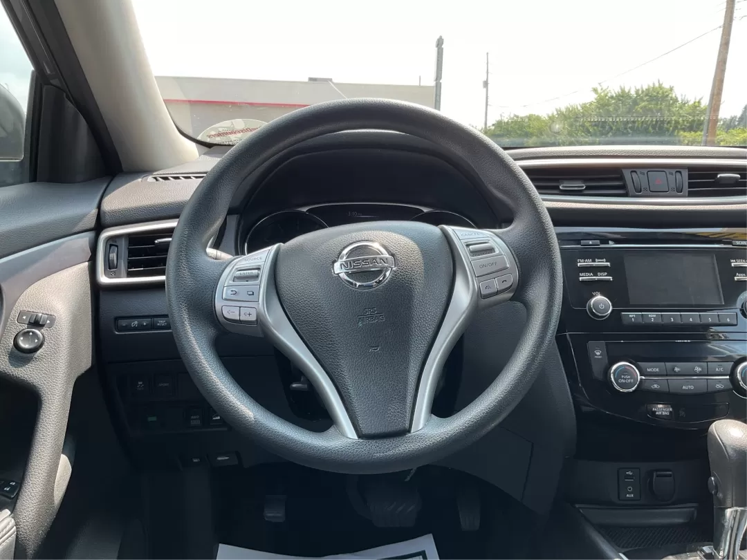 2015 Nissan Rogue SV (5N1AT2MV3FC) with an 2.5L I-4 DOHC engine, located at 1230 East Main St, Xenia, OH, 45385, (937) 908-9800, 39.688026, -83.910172 - 2015 Nissan Rogue SV - Photo#16