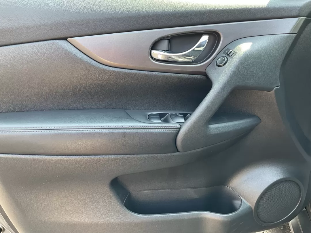 2015 Nissan Rogue SV (5N1AT2MV3FC) with an 2.5L I-4 DOHC engine, located at 1230 East Main St, Xenia, OH, 45385, (937) 908-9800, 39.688026, -83.910172 - 2015 Nissan Rogue SV - Photo#18