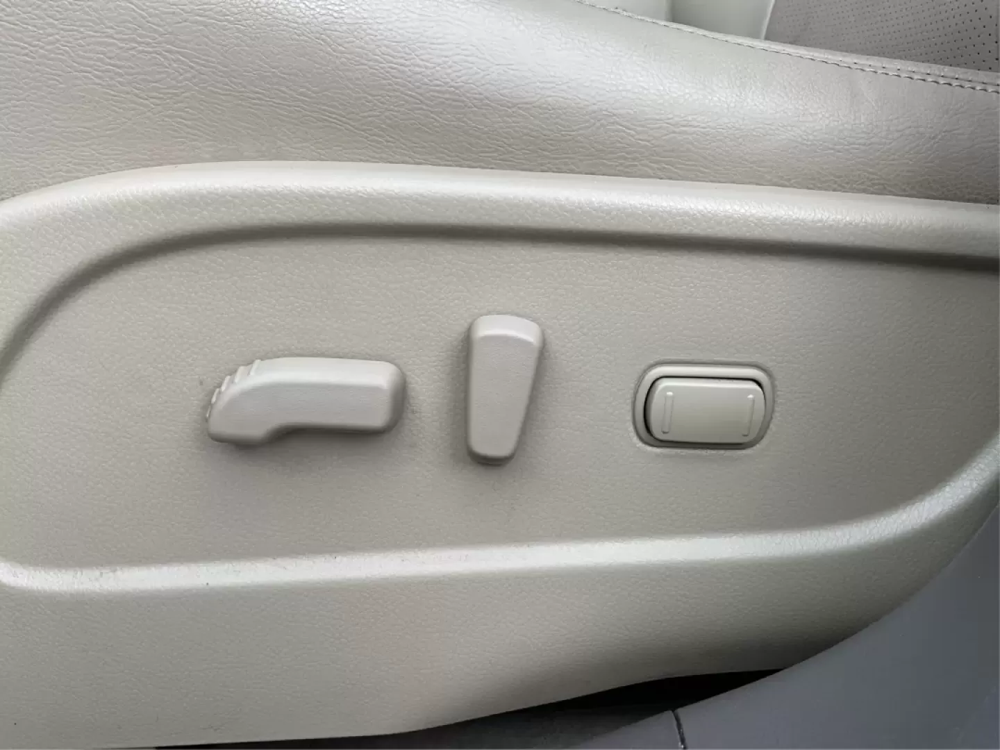 2013 Nissan Murano SL (JN8AZ1MU0DW) with an 3.5L V-6 DOHC engine, located at 4508 South Dixie Dr, Moraine, OH, 45439, (937) 908-9800, 39.689976, -84.218452 - Experience the perfect blend of comfort and versatility with the 2013 Nissan Murano SL, an ideal choice for growing families, outdoor enthusiasts, or anyone seeking a reliable vehicle for daily commutes. At Advantage Car and Credit - Moraine, located at 4508 South Dixie Dr, Moraine, OH 45439, we und - Photo#17