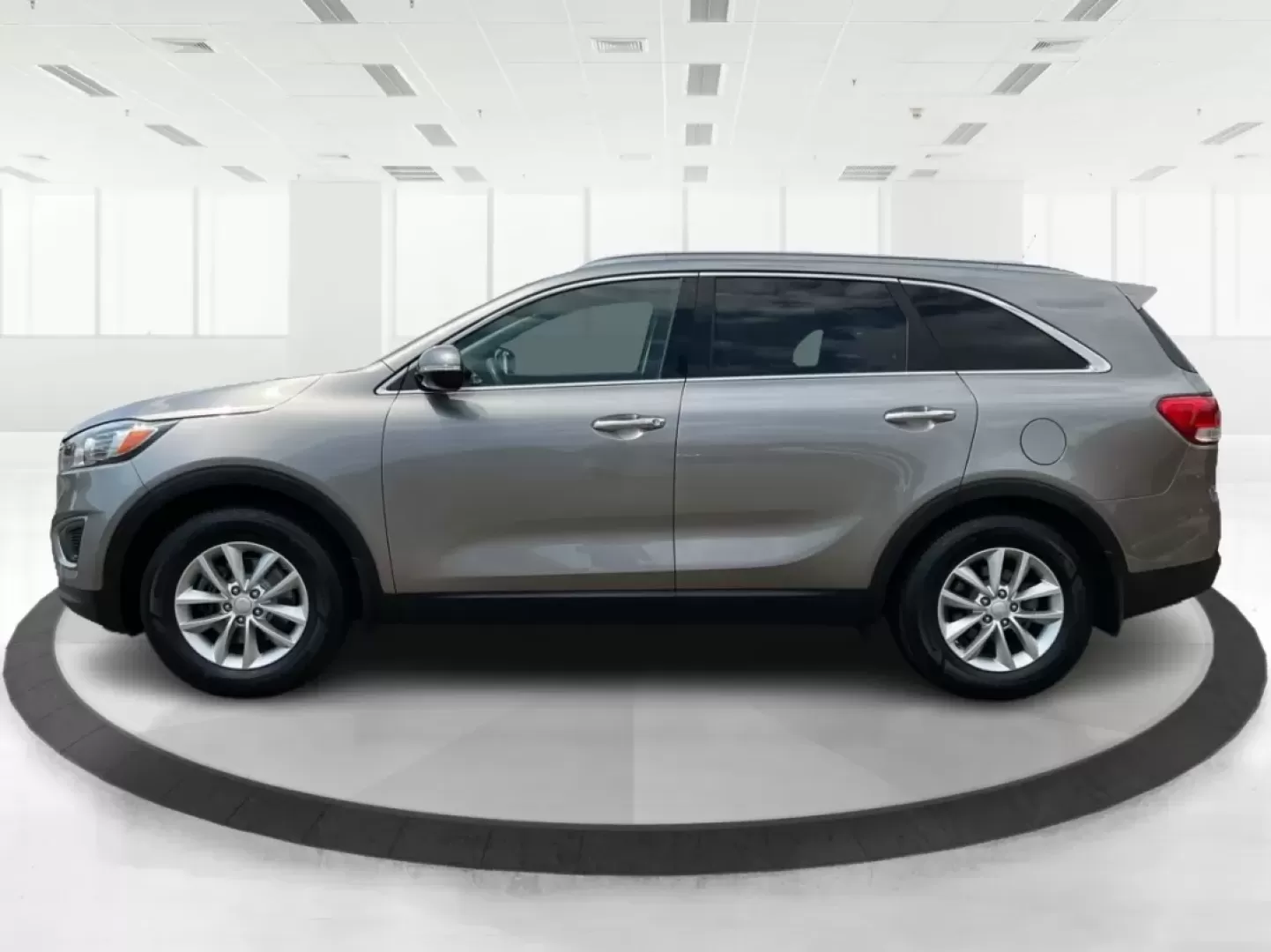 2016 Kia Sorento 2.4L LX (5XYPG4A34GG) with an 2.4L I-4 gasoline direct injection engine, located at 401 Woodman Dr, Riverside, OH, 45431, (937) 908-9800, 39.760899, -84.123421 - **Explore Life's Adventures with the 2016 Kia Sorento at Advantage Car and Credit - Riverside!**<br /> <br /> Are you ready to elevate your driving experience? The 2016 Kia Sorento is the perfect companion for families, adventurers, and daily commuters alike. This versatile SUV seamlessly blends com - Photo#5