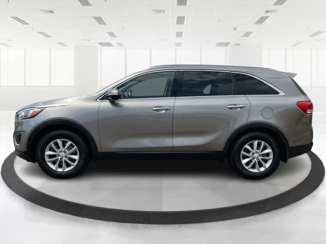 2016 Kia Sorento 2.4L LX (5XYPG4A34GG) with an 2.4L I-4 gasoline direct injection engine, located at 401 Woodman Dr, Riverside, OH, 45431, (937) 908-9800, 39.760899, -84.123421 - **Explore Life's Adventures with the 2016 Kia Sorento at Advantage Car and Credit - Riverside!**<br /> <br /> Are you ready to elevate your driving experience? The 2016 Kia Sorento is the perfect companion for families, adventurers, and daily commuters alike. This versatile SUV seamlessly blends com - Photo#5
