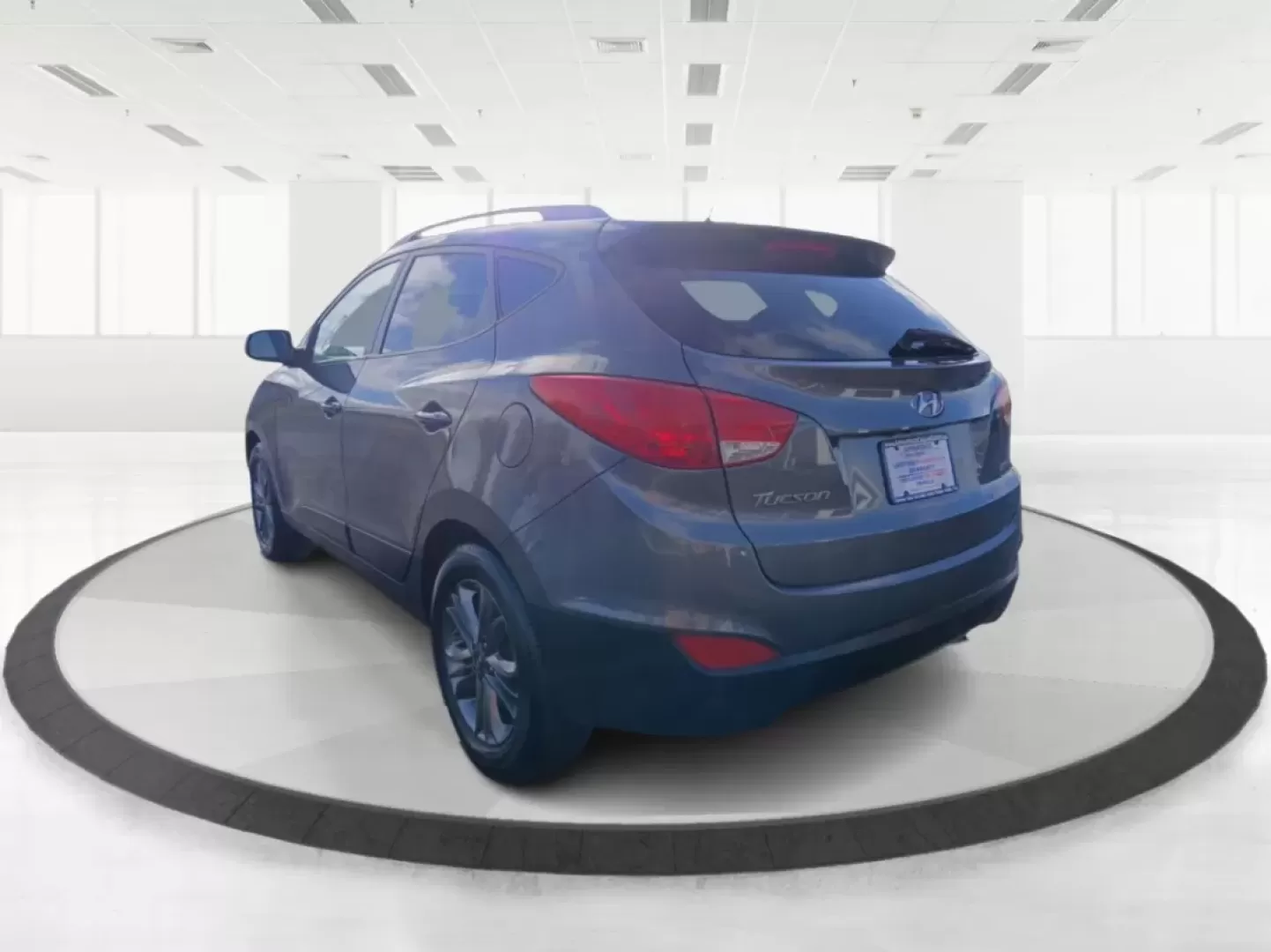 2014 Hyundai Tucson GLS AWD (KM8JUCAG3EU) with an 2.4L L4 DOHC 16V engine, 6-Speed Automatic transmission, located at 1184 Kauffman Ave, Fairborn, OH, 45324, (937) 908-9800, 39.807072, -84.030914 - **Explore the Great Outdoors with the 2014 Hyundai Tucson GLS AWD! Perfect for Weekend Adventures!**<br /> <br /> If you're ready to embrace life's adventures, the 2014 Hyundai Tucson GLS AWD is the SUV you need. Whether you're planning a weekend camping trip, daily commutes around Fairborn, or shut - Photo#4