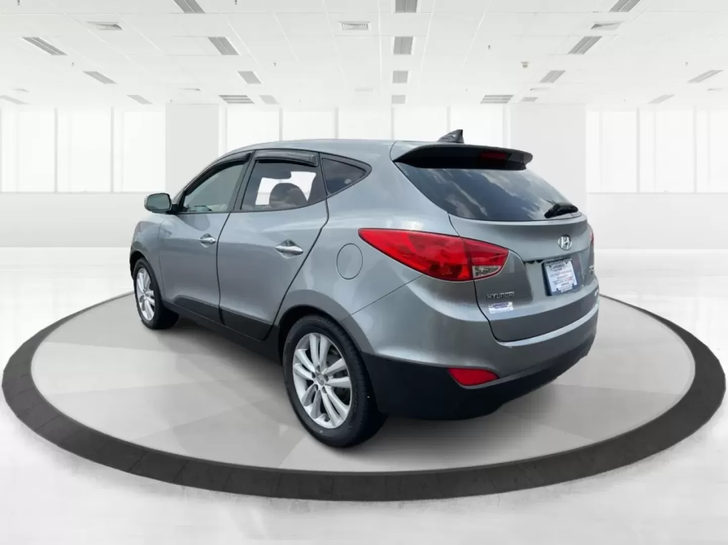 2010 Hyundai Tucson Limited (KM8JUCAC0AU) with an Theta II 2.4L I-4 DOHC engine, located at 4508 South Dixie Dr, Moraine, OH, 45439, (937) 908-9800, 39.689976, -84.218452 - **Adventure Awaits with the 2010 Hyundai Tucson Limited at Advantage Car and Credit!**<br /> <br /> Are you ready to embark on new adventures with your family or explore the great outdoors? The 2010 Hyundai Tucson Limited is the perfect companion for anyone who craves versatility and comfort-ideal f - Photo#4