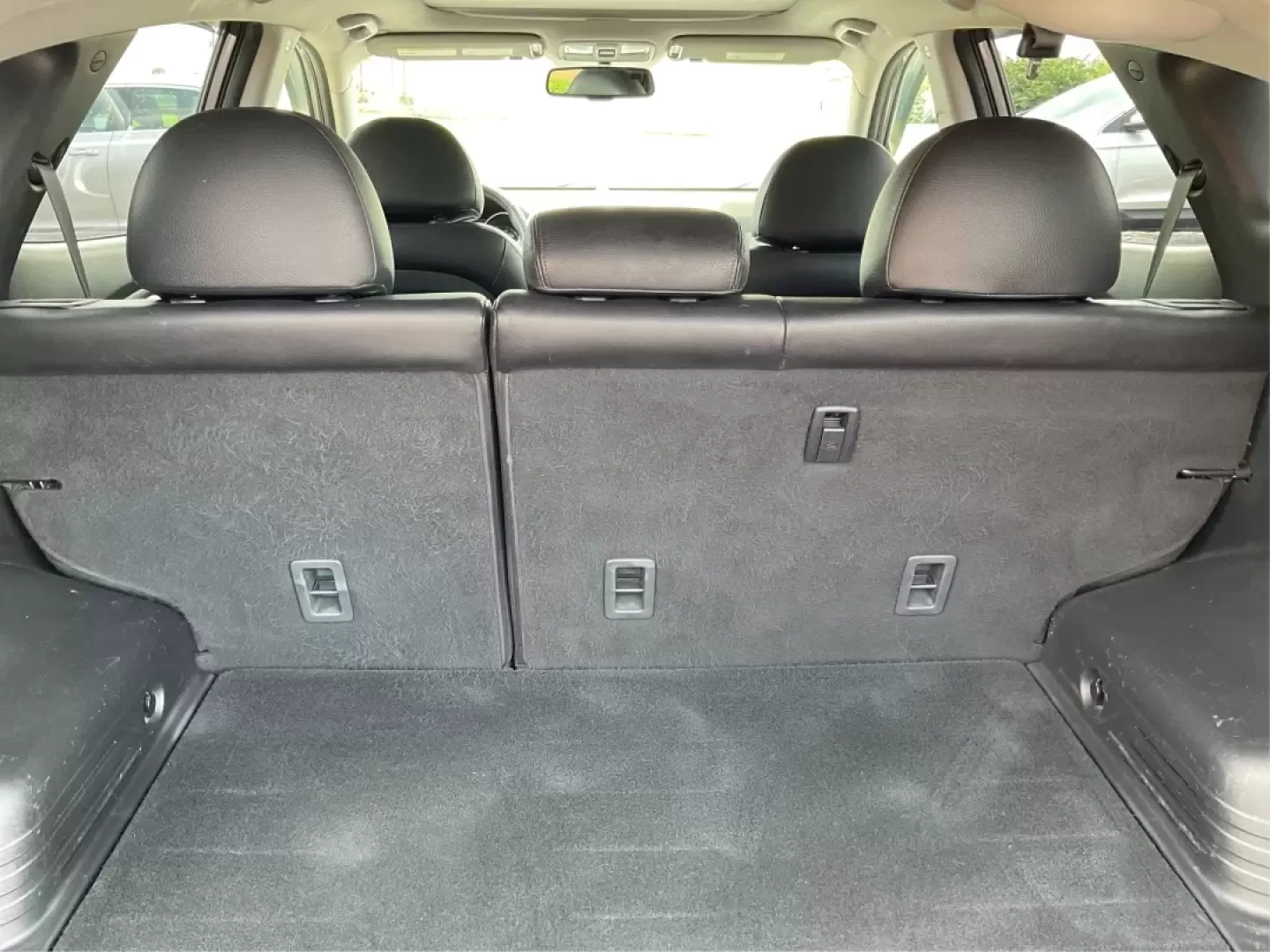 2010 Hyundai Tucson Limited (KM8JUCAC0AU) with an Theta II 2.4L I-4 DOHC engine, located at 4508 South Dixie Dr, Moraine, OH, 45439, (937) 908-9800, 39.689976, -84.218452 - **Adventure Awaits with the 2010 Hyundai Tucson Limited at Advantage Car and Credit!**<br /> <br /> Are you ready to embark on new adventures with your family or explore the great outdoors? The 2010 Hyundai Tucson Limited is the perfect companion for anyone who craves versatility and comfort-ideal f - Photo#12