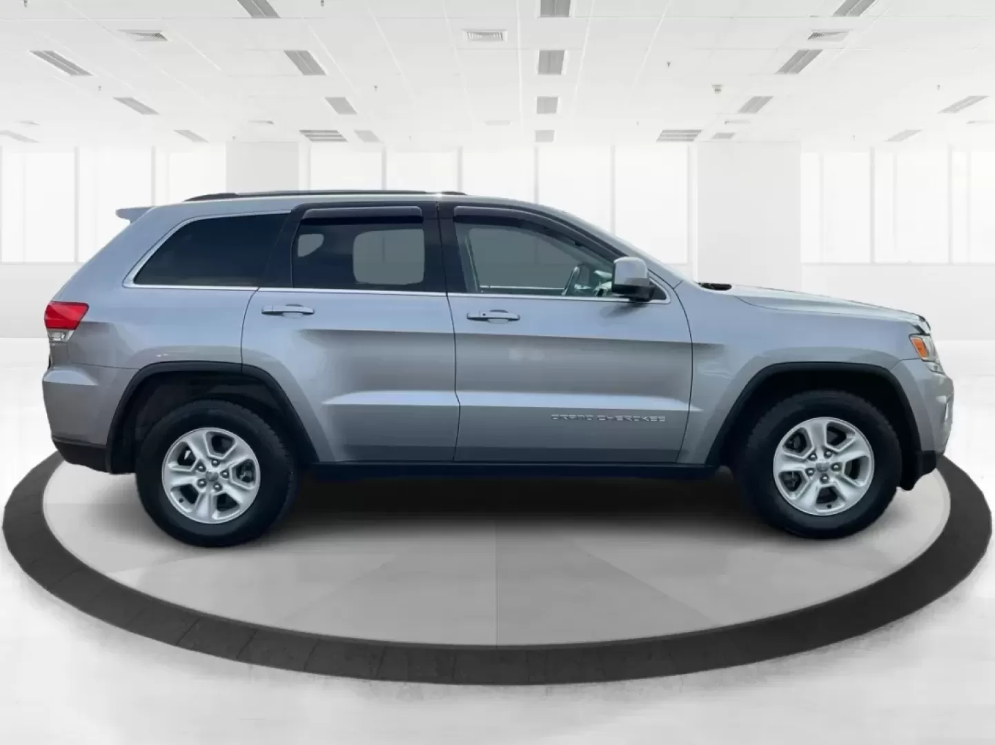 2015 Jeep Grand Cherokee Laredo (1C4RJEAG1FC) with an 3.6L V-6 DOHC engine, located at 4508 South Dixie Dr, Moraine, OH, 45439, (937) 908-9800, 39.689976, -84.218452 - Photo#1
