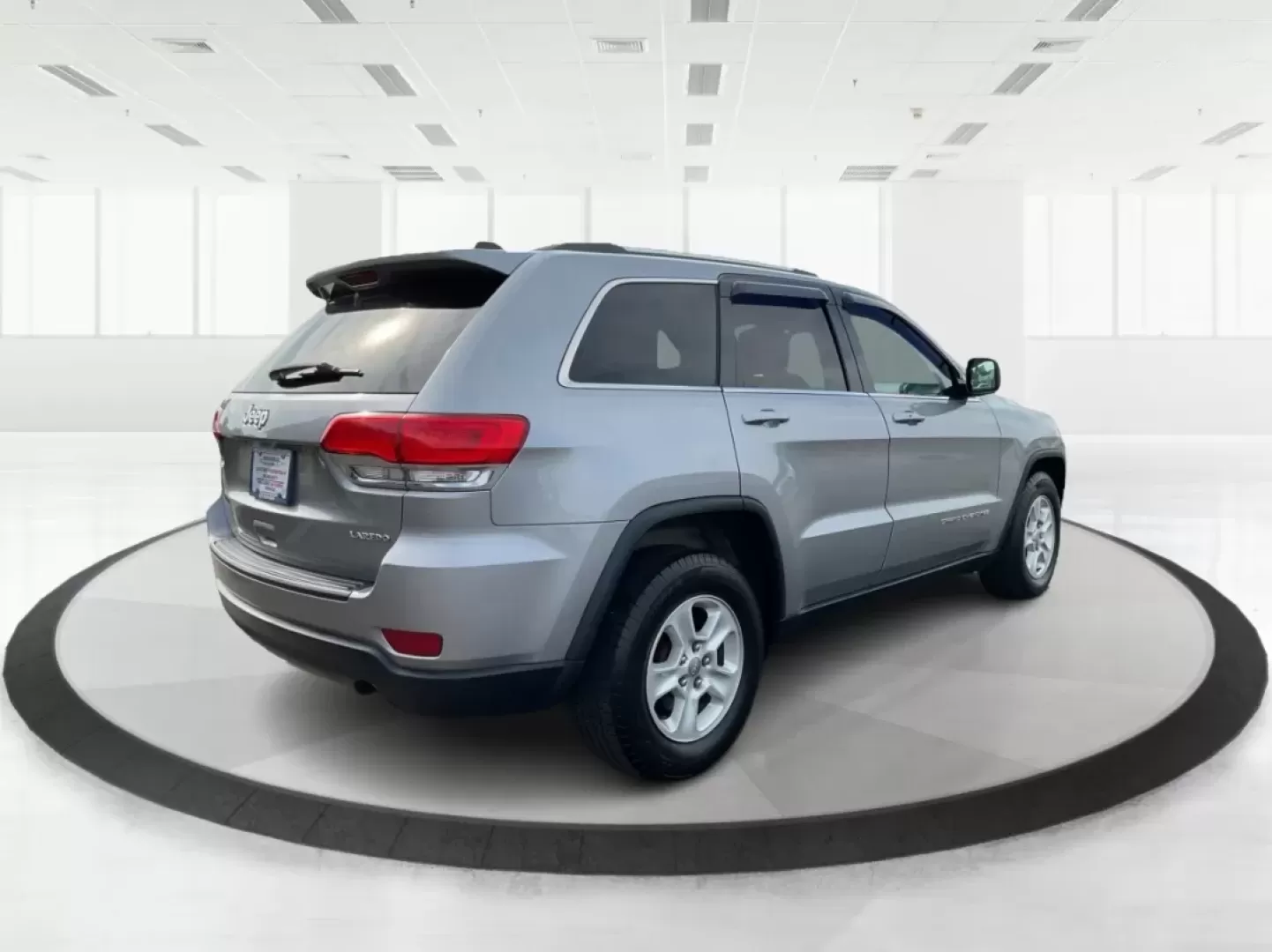 2015 Jeep Grand Cherokee Laredo (1C4RJEAG1FC) with an 3.6L V-6 DOHC engine, located at 4508 South Dixie Dr, Moraine, OH, 45439, (937) 908-9800, 39.689976, -84.218452 - Photo#2