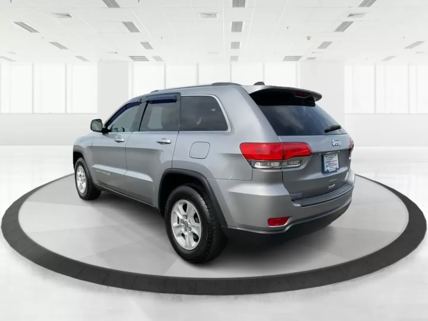 2015 Jeep Grand Cherokee Laredo (1C4RJEAG1FC) with an 3.6L V-6 DOHC engine, located at 4508 South Dixie Dr, Moraine, OH, 45439, (937) 908-9800, 39.689976, -84.218452 - Photo#4