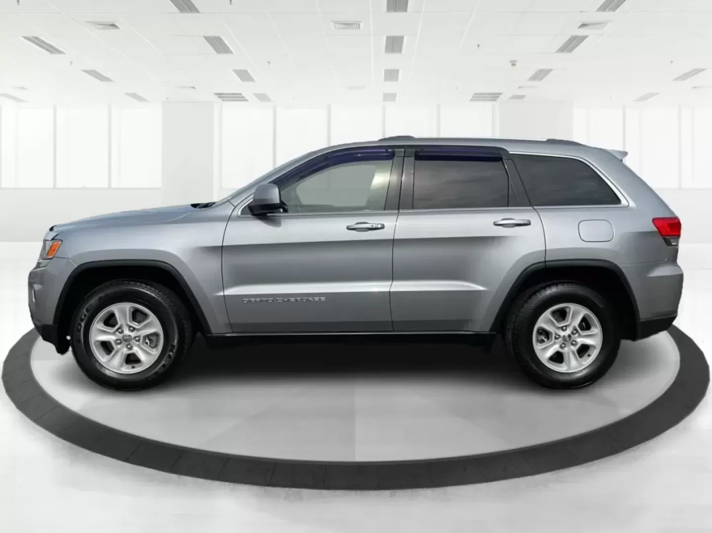 2015 Jeep Grand Cherokee Laredo (1C4RJEAG1FC) with an 3.6L V-6 DOHC engine, located at 4508 South Dixie Dr, Moraine, OH, 45439, (937) 908-9800, 39.689976, -84.218452 - Photo#5