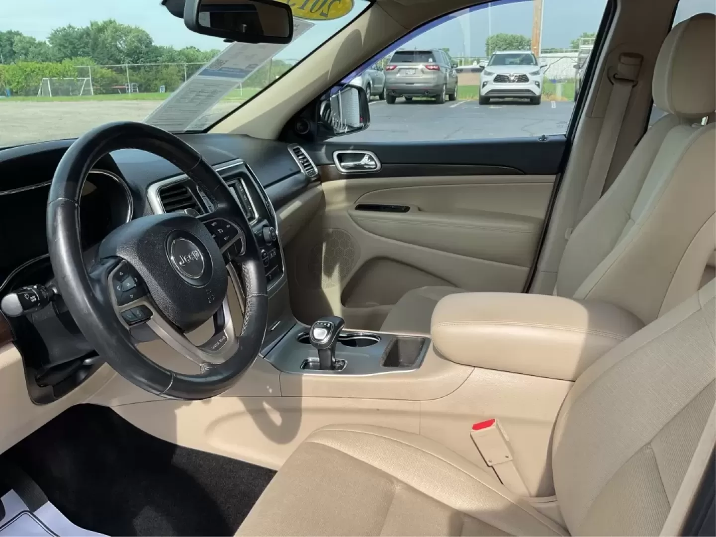 2015 Jeep Grand Cherokee Laredo (1C4RJEAG1FC) with an 3.6L V-6 DOHC engine, located at 4508 South Dixie Dr, Moraine, OH, 45439, (937) 908-9800, 39.689976, -84.218452 - Photo#9