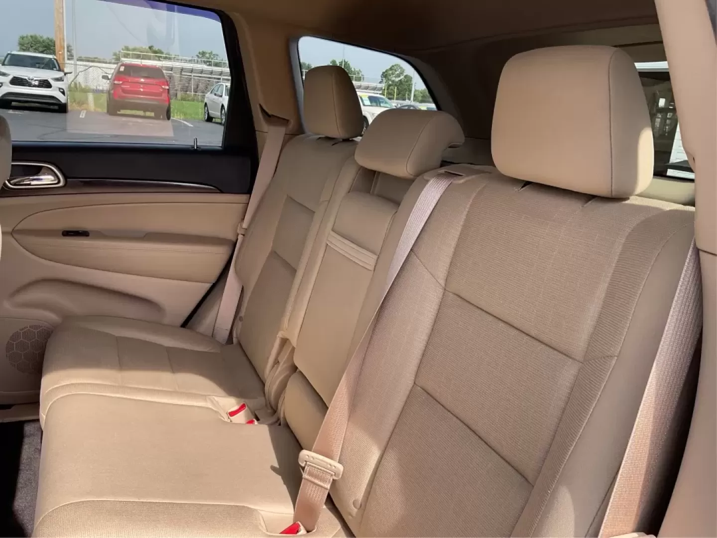 2015 Jeep Grand Cherokee Laredo (1C4RJEAG1FC) with an 3.6L V-6 DOHC engine, located at 4508 South Dixie Dr, Moraine, OH, 45439, (937) 908-9800, 39.689976, -84.218452 - Photo#10