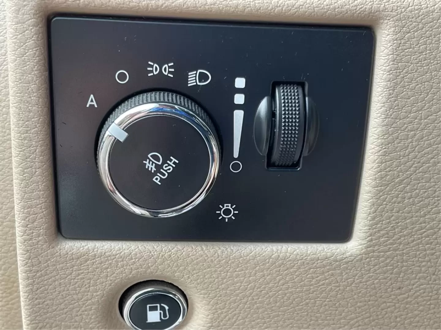 2015 Jeep Grand Cherokee Laredo (1C4RJEAG1FC) with an 3.6L V-6 DOHC engine, located at 4508 South Dixie Dr, Moraine, OH, 45439, (937) 908-9800, 39.689976, -84.218452 - Photo#17