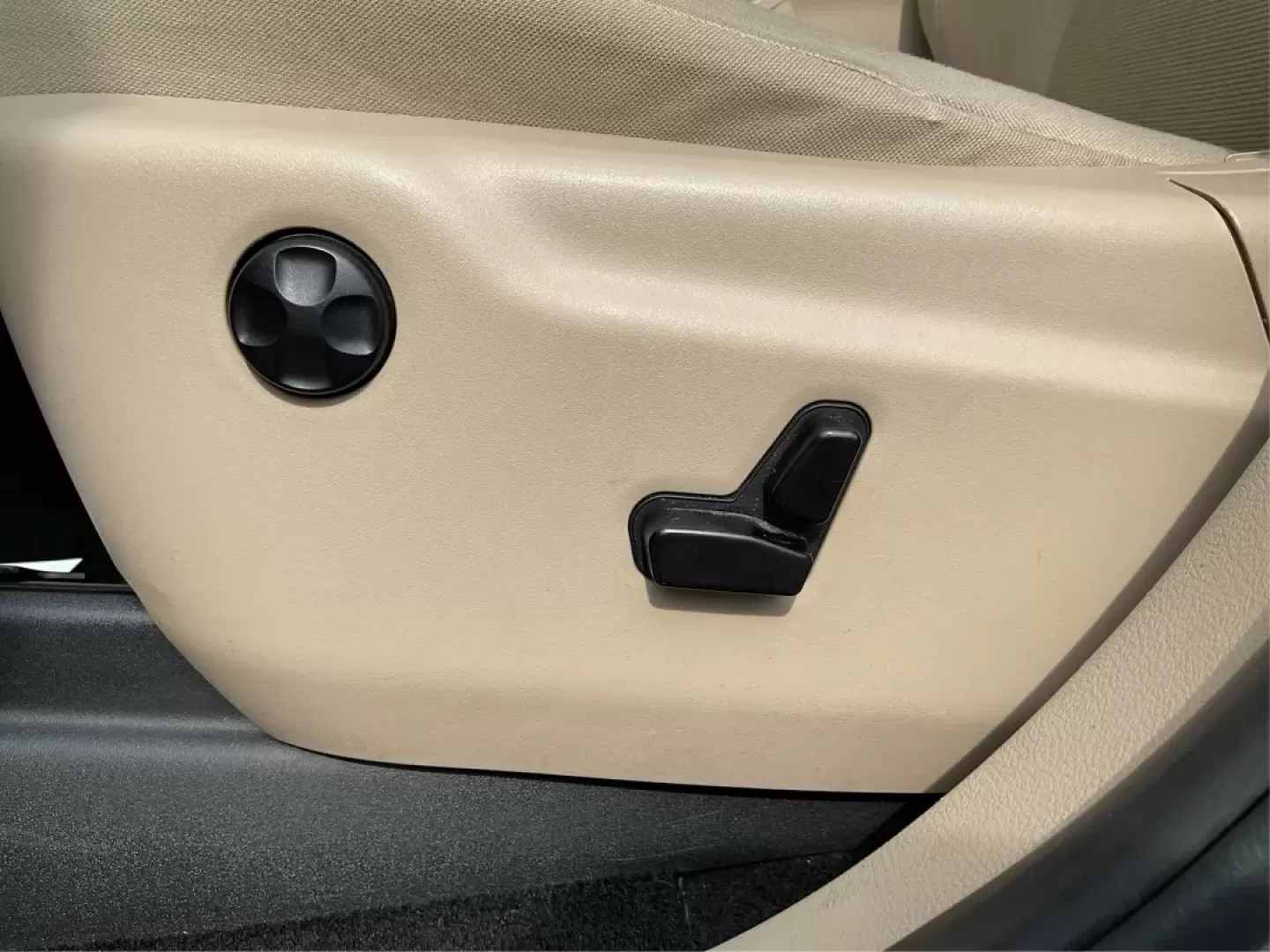 2015 Jeep Grand Cherokee Laredo (1C4RJEAG1FC) with an 3.6L V-6 DOHC engine, located at 4508 South Dixie Dr, Moraine, OH, 45439, (937) 908-9800, 39.689976, -84.218452 - Photo#18