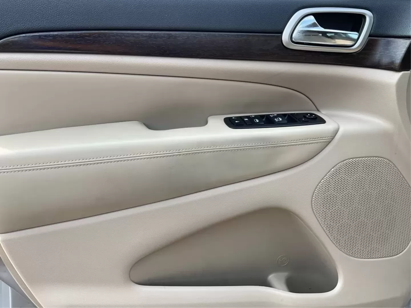 2015 Jeep Grand Cherokee Laredo (1C4RJEAG1FC) with an 3.6L V-6 DOHC engine, located at 4508 South Dixie Dr, Moraine, OH, 45439, (937) 908-9800, 39.689976, -84.218452 - Photo#19