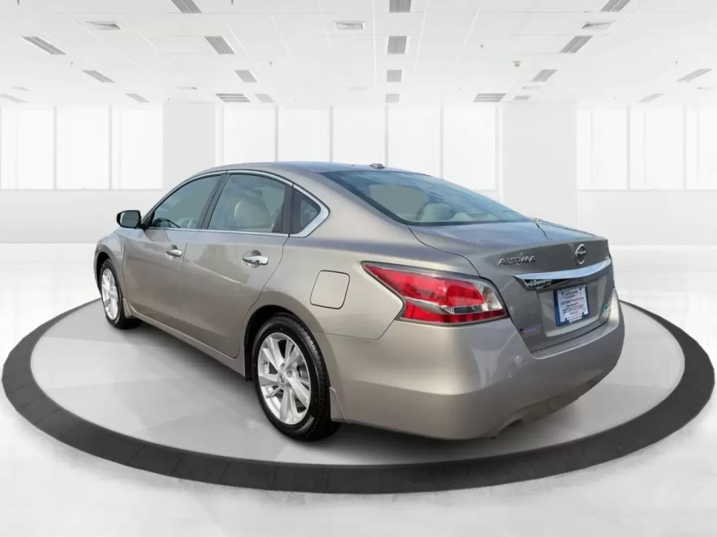 2014 Nissan Altima 2.5 SL (1N4AL3AP7EC) with an 2.5L I-4 DOHC engine, located at 4508 South Dixie Dr, Moraine, OH, 45439, (937) 908-9800, 39.689976, -84.218452 - Experience the perfect blend of comfort and reliability with the 2014 Nissan Altima 2.5 SL, available at Advantage Car and Credit in Fairborn, OH. This sedan is not just a means of transportation; it's a lifestyle choice for those who value efficiency and style, making it ideal for long commutes or - Photo#4
