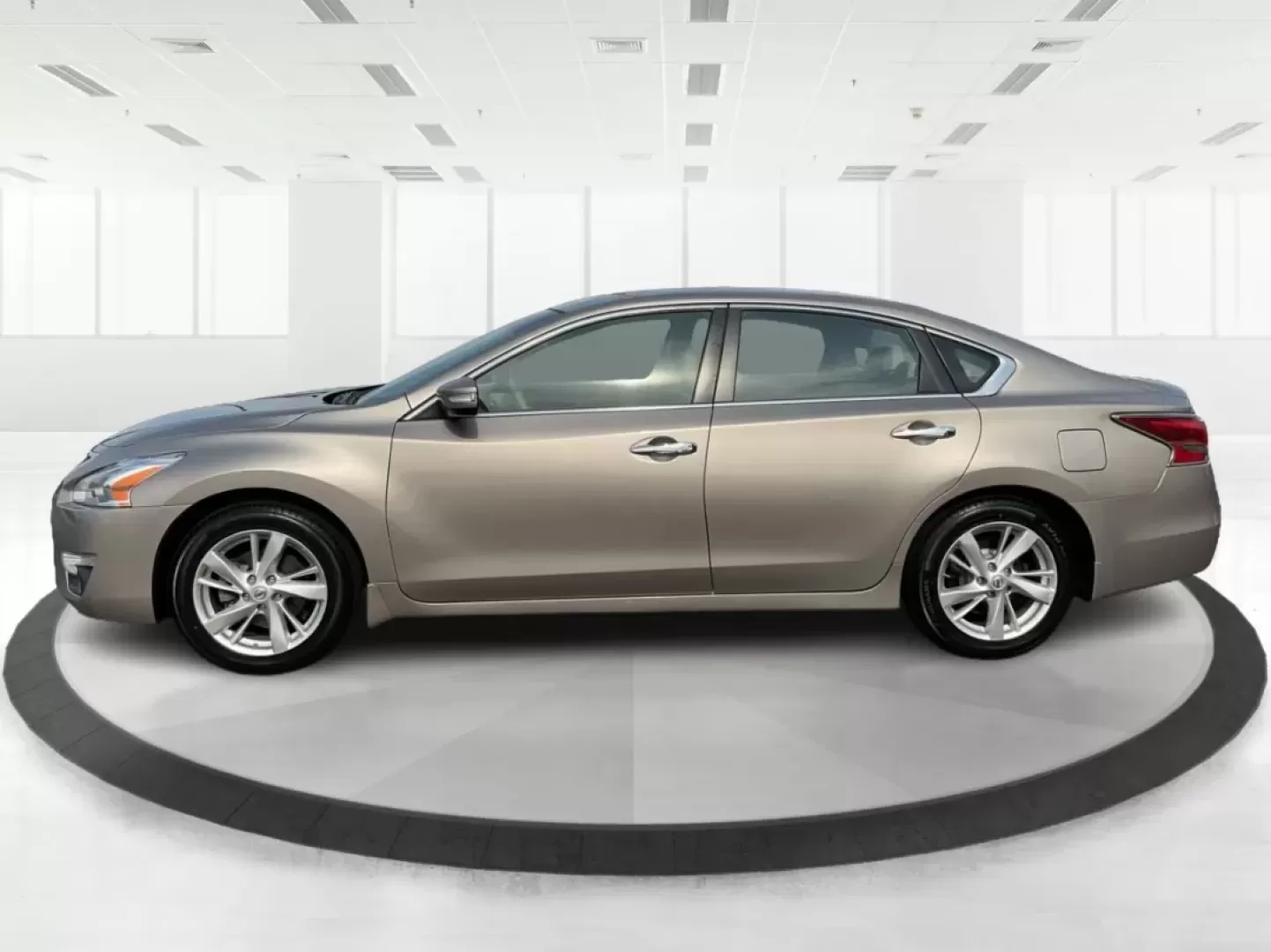 2014 Nissan Altima 2.5 SL (1N4AL3AP7EC) with an 2.5L I-4 DOHC engine, located at 4508 South Dixie Dr, Moraine, OH, 45439, (937) 908-9800, 39.689976, -84.218452 - Experience the perfect blend of comfort and reliability with the 2014 Nissan Altima 2.5 SL, available at Advantage Car and Credit in Fairborn, OH. This sedan is not just a means of transportation; it's a lifestyle choice for those who value efficiency and style, making it ideal for long commutes or - Photo#5