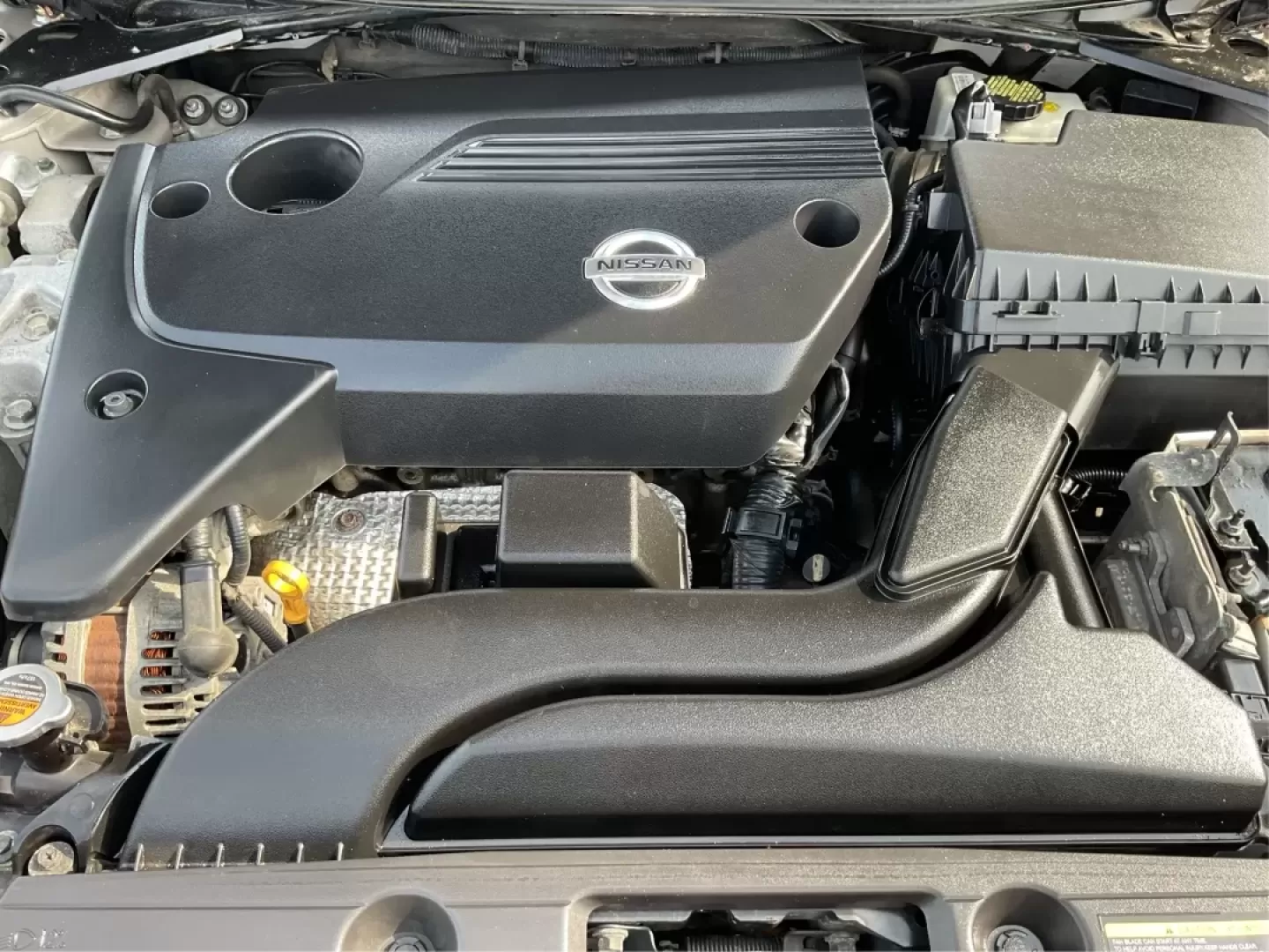 2014 Nissan Altima 2.5 SL (1N4AL3AP7EC) with an 2.5L I-4 DOHC engine, located at 4508 South Dixie Dr, Moraine, OH, 45439, (937) 908-9800, 39.689976, -84.218452 - Experience the perfect blend of comfort and reliability with the 2014 Nissan Altima 2.5 SL, available at Advantage Car and Credit in Fairborn, OH. This sedan is not just a means of transportation; it's a lifestyle choice for those who value efficiency and style, making it ideal for long commutes or - Photo#11