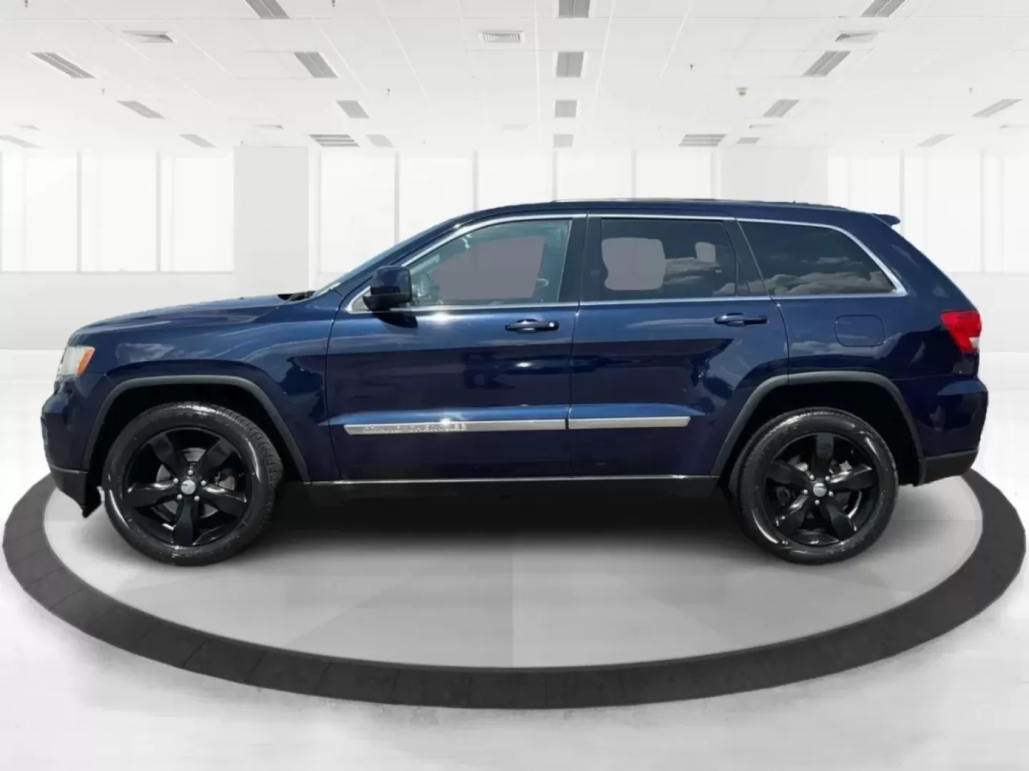 2013 Jeep Grand Cherokee Laredo (1C4RJFAG7DC) with an Other engine, located at 1951 S Dayton Lakeview Rd., New Carlisle, OH, 45344, (937) 908-9800, 39.890999, -84.050255 - Are you ready to elevate your driving experience? Whether you're a growing family in need of spacious comfort, a weekend adventurer seeking reliability, or simply someone looking for a dependable daily driver, the 2013 Jeep Grand Cherokee Laredo is the perfect vehicle for you. Located at Advantage C - Photo#5