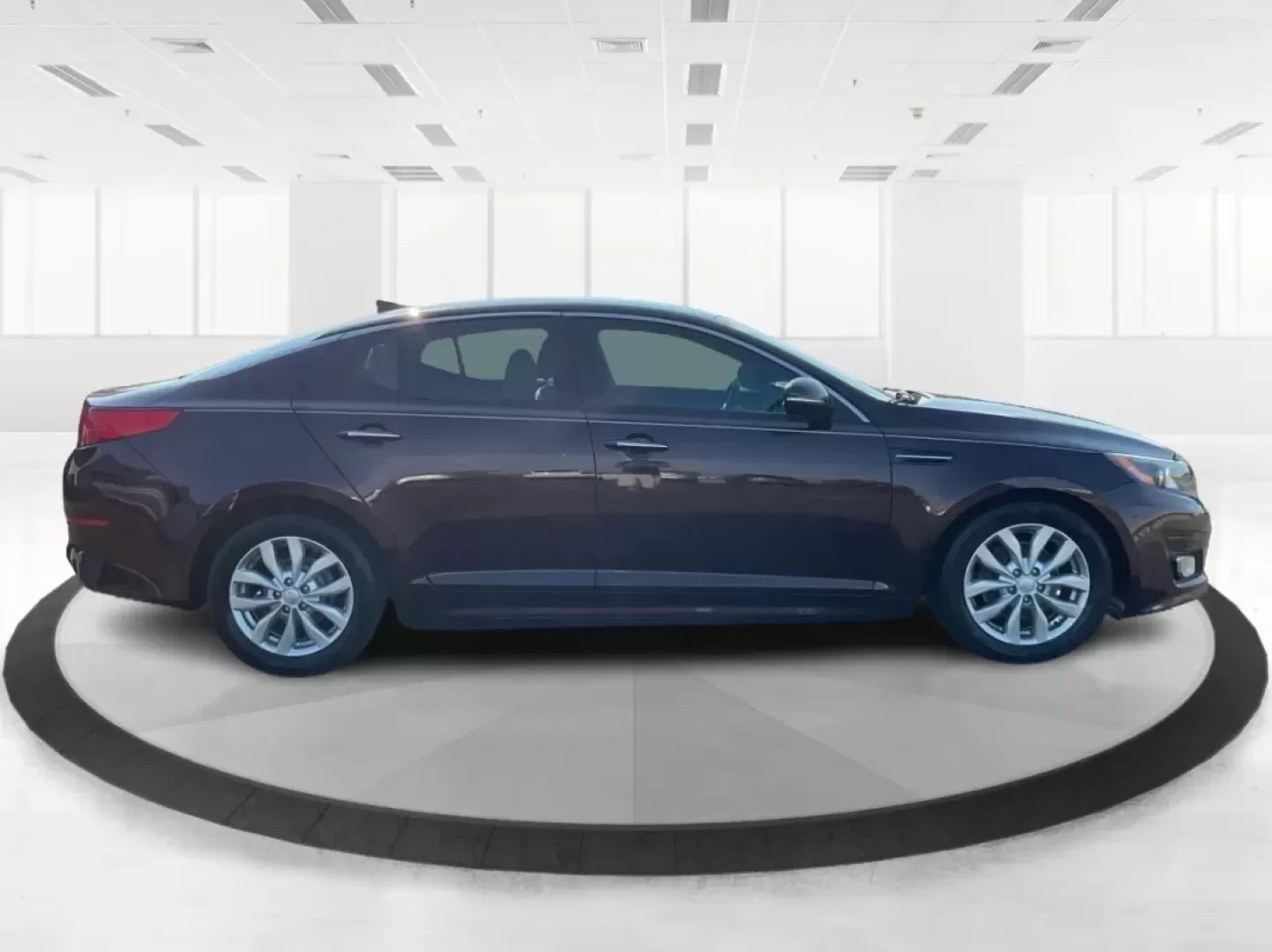 2015 Kia Optima LX (5XXGM4A72FG) with an Theta II 2.4L I-4 gasoline direct injection engine, located at 1951 S Dayton Lakeview Rd., New Carlisle, OH, 45344, (937) 908-9800, 39.890999, -84.050255 - **Discover the Perfect Blend of Comfort and Reliability with This 2015 Kia Optima LX Ideal for Your Daily Commute or Family Road Trips!**<br /> <br /> Are you ready to elevate your driving experience? The 2015 Kia Optima LX, available at Advantage Car and Credit in Fairborn, OH, is the answer to yo - Photo#1