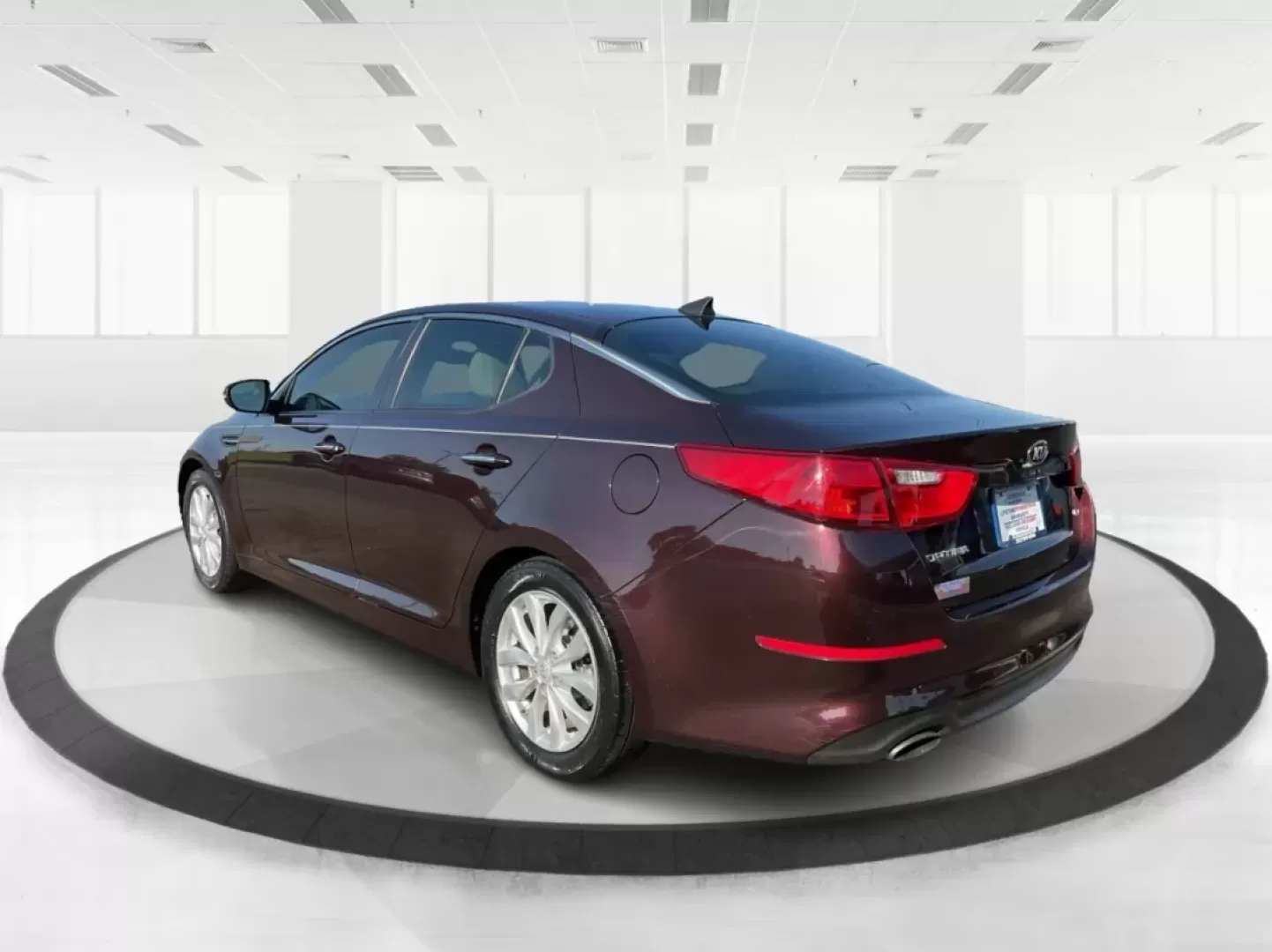 2015 Kia Optima LX (5XXGM4A72FG) with an Theta II 2.4L I-4 gasoline direct injection engine, located at 1951 S Dayton Lakeview Rd., New Carlisle, OH, 45344, (937) 908-9800, 39.890999, -84.050255 - **Discover the Perfect Blend of Comfort and Reliability with This 2015 Kia Optima LX Ideal for Your Daily Commute or Family Road Trips!**<br /> <br /> Are you ready to elevate your driving experience? The 2015 Kia Optima LX, available at Advantage Car and Credit in Fairborn, OH, is the answer to yo - Photo#4