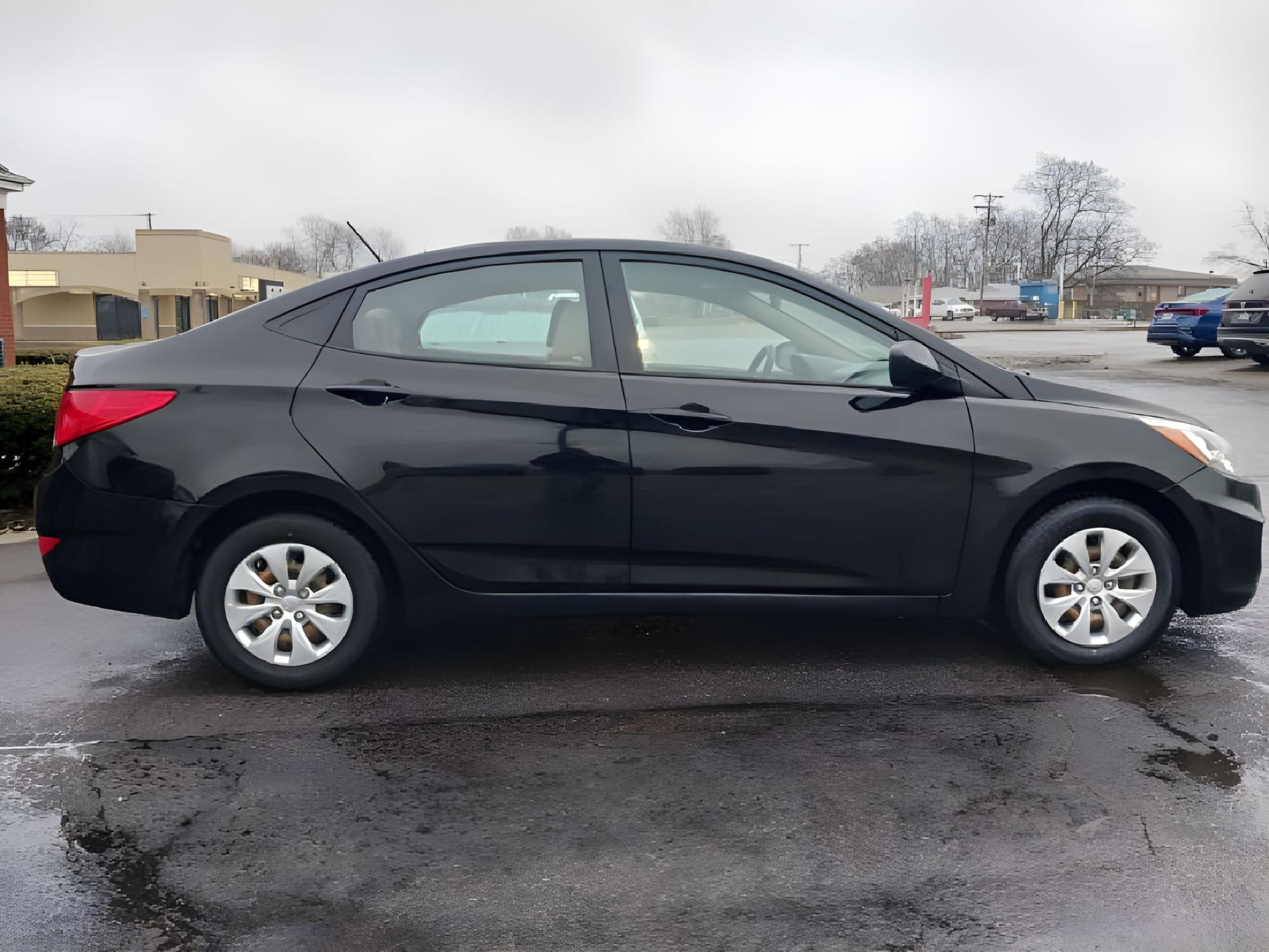 2017 Ultra Black Hyundai Accent SE 4-Door 6A (KMHCT4AE8HU) with an 1.6L L4 DOHC 16V engine, 6-Speed Automatic transmission, located at 880 E. National Road, Vandalia, OH, 45377, (937) 908-9800, 39.891918, -84.183594 - Photo #9