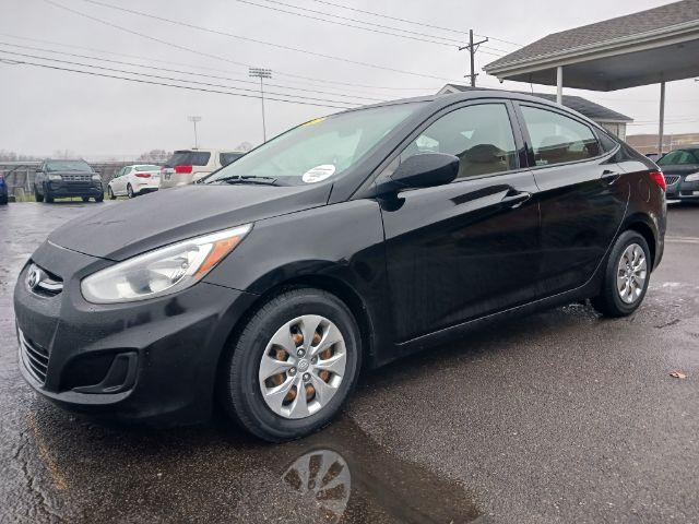 2017 Ultra Black Hyundai Accent SE 4-Door 6A (KMHCT4AE8HU) with an 1.6L L4 DOHC 16V engine, 6-Speed Automatic transmission, located at 880 E. National Road, Vandalia, OH, 45377, (937) 908-9800, 39.891918, -84.183594 - Photo #2