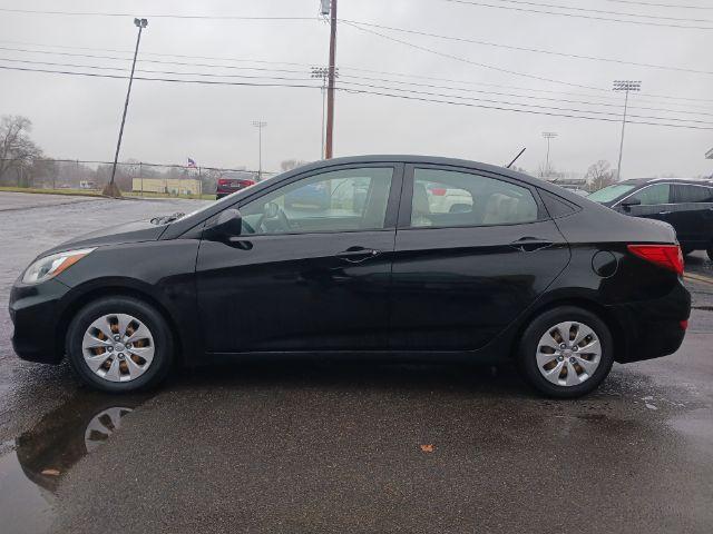 2017 Ultra Black Hyundai Accent SE 4-Door 6A (KMHCT4AE8HU) with an 1.6L L4 DOHC 16V engine, 6-Speed Automatic transmission, located at 880 E. National Road, Vandalia, OH, 45377, (937) 908-9800, 39.891918, -84.183594 - Photo #3