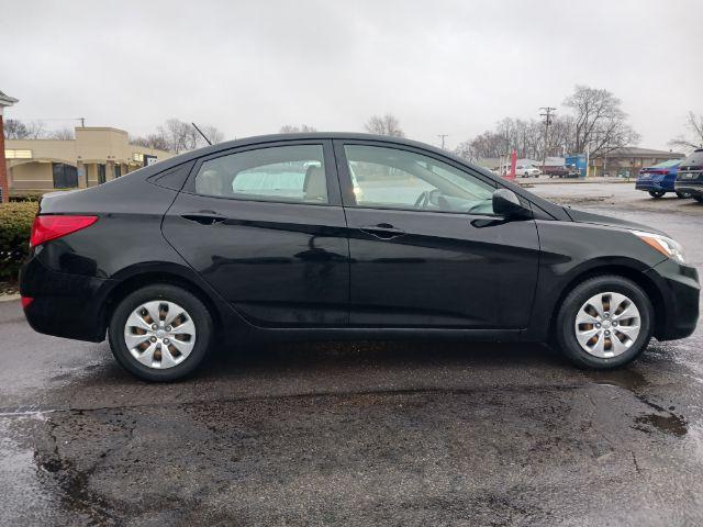 2017 Ultra Black Hyundai Accent SE 4-Door 6A (KMHCT4AE8HU) with an 1.6L L4 DOHC 16V engine, 6-Speed Automatic transmission, located at 880 E. National Road, Vandalia, OH, 45377, (937) 908-9800, 39.891918, -84.183594 - Photo #4
