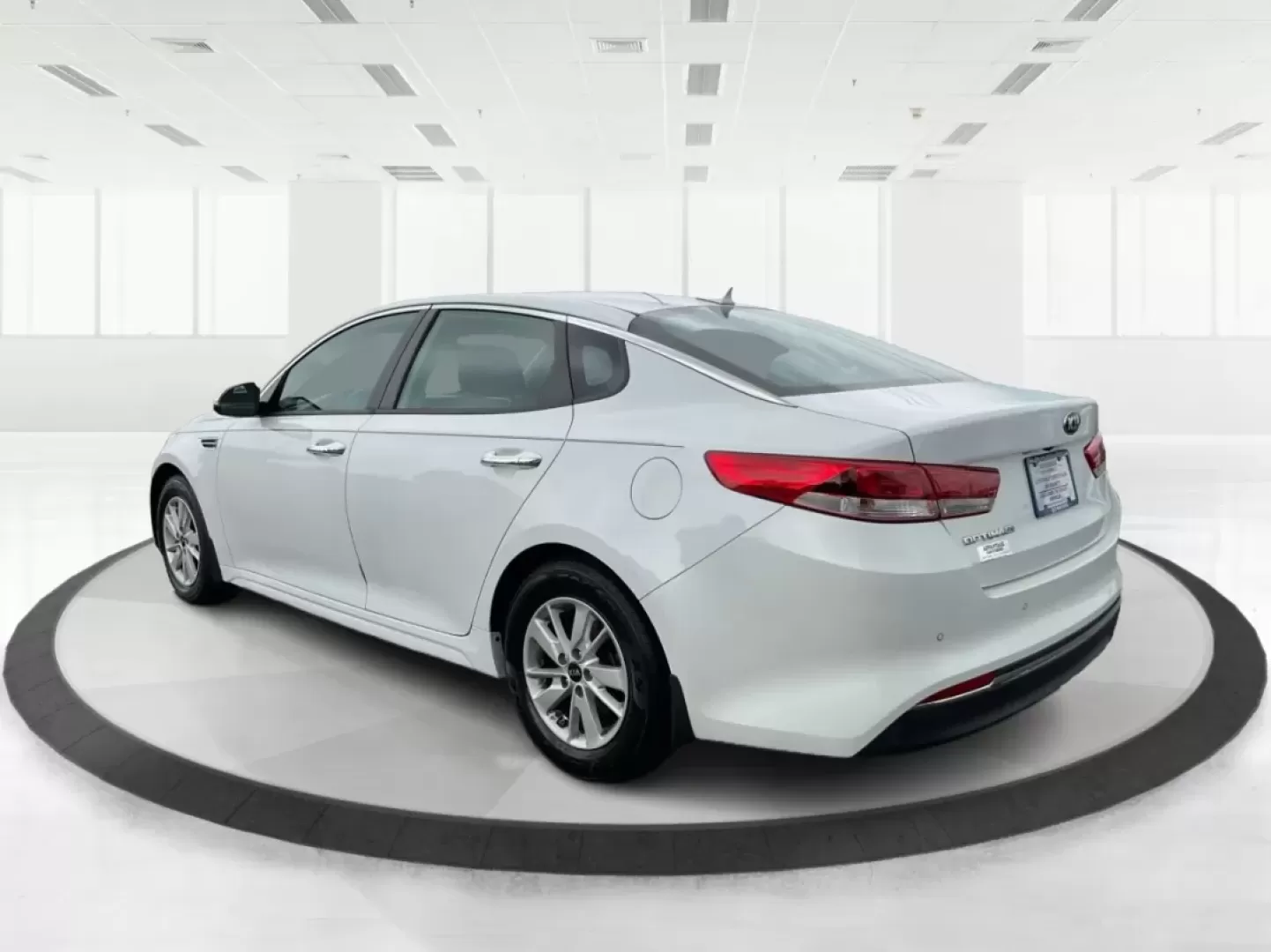2018 Kia Optima LX (5XXGT4L35JG) with an Theta II 2.4L I-4 gasoline direct injection engine, located at 1951 S Dayton Lakeview Rd., New Carlisle, OH, 45344, (937) 908-9800, 39.890999, -84.050255 - Discover the perfect blend of style, safety, and affordability with this stunning 2018 Kia Optima LX, available now at Advantage Car and Credit in Fairborn, OH. This sedan is not just a car; it's your companion for all of life's adventures. Whether you're commuting to work, shuttling the kids to sch - Photo#4