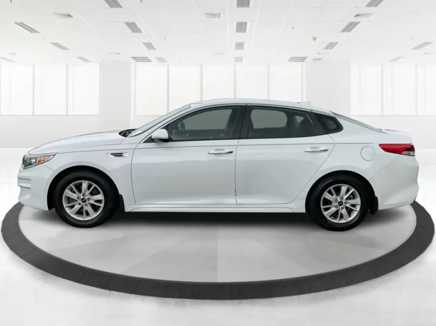 2018 Kia Optima LX (5XXGT4L35JG) with an Theta II 2.4L I-4 gasoline direct injection engine, located at 1951 S Dayton Lakeview Rd., New Carlisle, OH, 45344, (937) 908-9800, 39.890999, -84.050255 - Discover the perfect blend of style, safety, and affordability with this stunning 2018 Kia Optima LX, available now at Advantage Car and Credit in Fairborn, OH. This sedan is not just a car; it's your companion for all of life's adventures. Whether you're commuting to work, shuttling the kids to sch - Photo#5