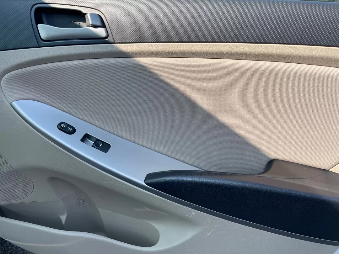 2014 Chevrolet Impala Limited LT (2G1WB5E3XE1) with an 3.6L V-6 gasoline direct injection engine, located at 1230 East Main St, Xenia, OH, 45385, (937) 908-9800, 39.688042, -83.910538 - Photo#19