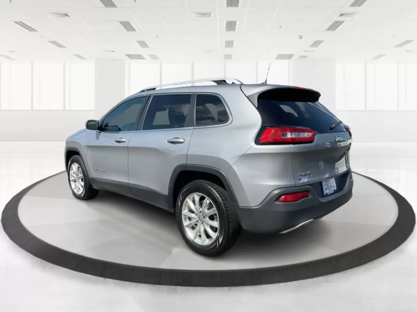 2017 Jeep Cherokee Limited 4x4 (1C4PJMDB5HW) with an Other engine, located at 401 Woodman Dr, Riverside, OH, 45431, (937) 908-9800, 39.760899, -84.123421 - **Adventure Awaits with the 2017 Jeep Cherokee Limited 4x4: Your Perfect Family Crossover!**<br /> <br /> Discover the ultimate blend of style, comfort, and performance with the 2017 Jeep Cherokee Limited 4x4, available now at Advantage Car and Credit in Fairborn, OH. This vehicle is designed for th - Photo#4