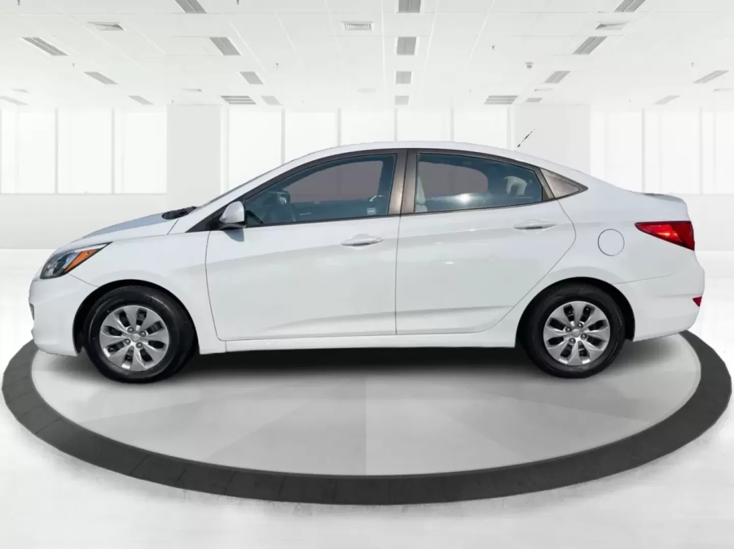 2017 Hyundai Accent SE 4-Door 6A (KMHCT4AE7HU) with an 1.6L L4 DOHC 16V engine, 6-Speed Automatic transmission, located at 401 Woodman Dr, Riverside, OH, 45431, (937) 908-9800, 39.760899, -84.123421 - Are you searching for a reliable, budget-friendly vehicle that accommodates your busy lifestyle? Look no further than Advantage Car and Credit in Fairborn, OH! We specialize in providing top-notch used vehicles with flexible financing options tailored to fit your needs. Our 2017 Hyundai Accent SE is - Photo#5