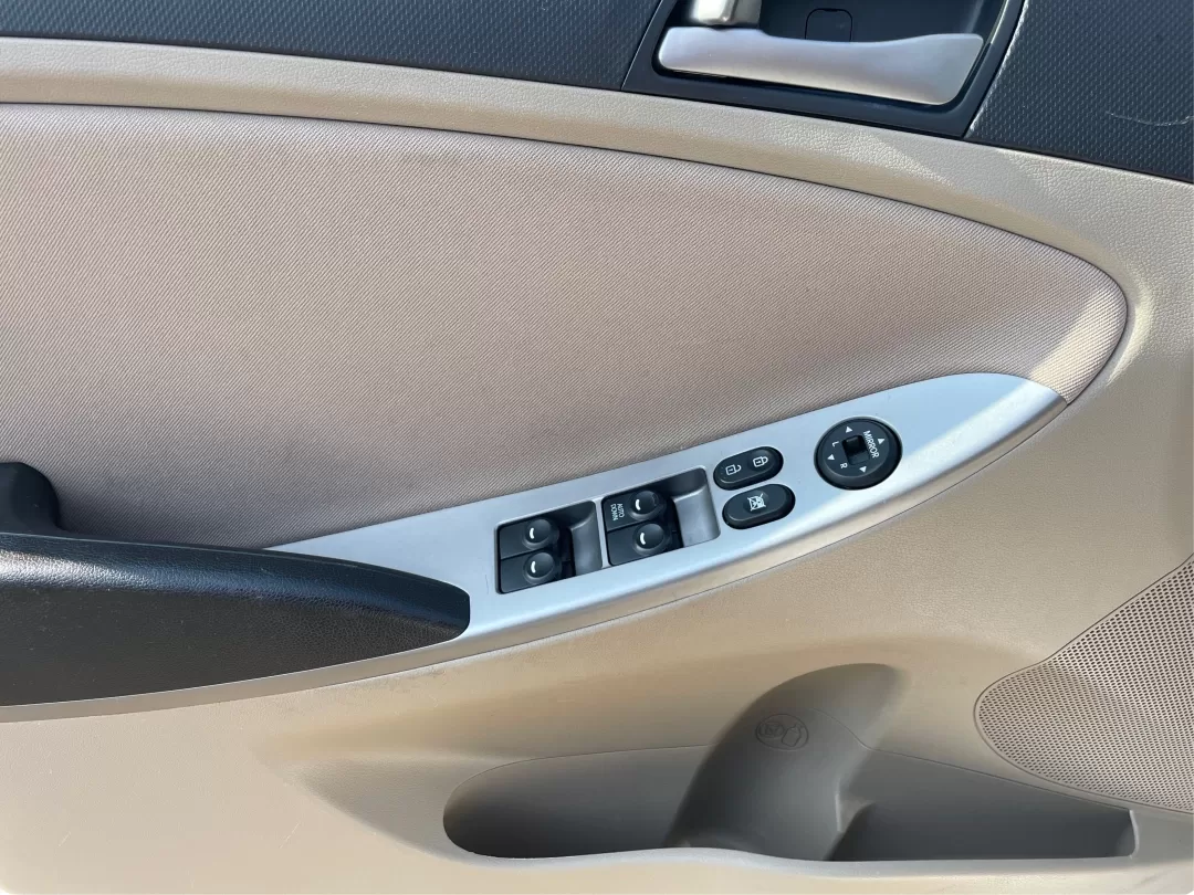 2017 Hyundai Accent SE 4-Door 6A (KMHCT4AE7HU) with an 1.6L L4 DOHC 16V engine, 6-Speed Automatic transmission, located at 401 Woodman Dr, Riverside, OH, 45431, (937) 908-9800, 39.760899, -84.123421 - Photo#18