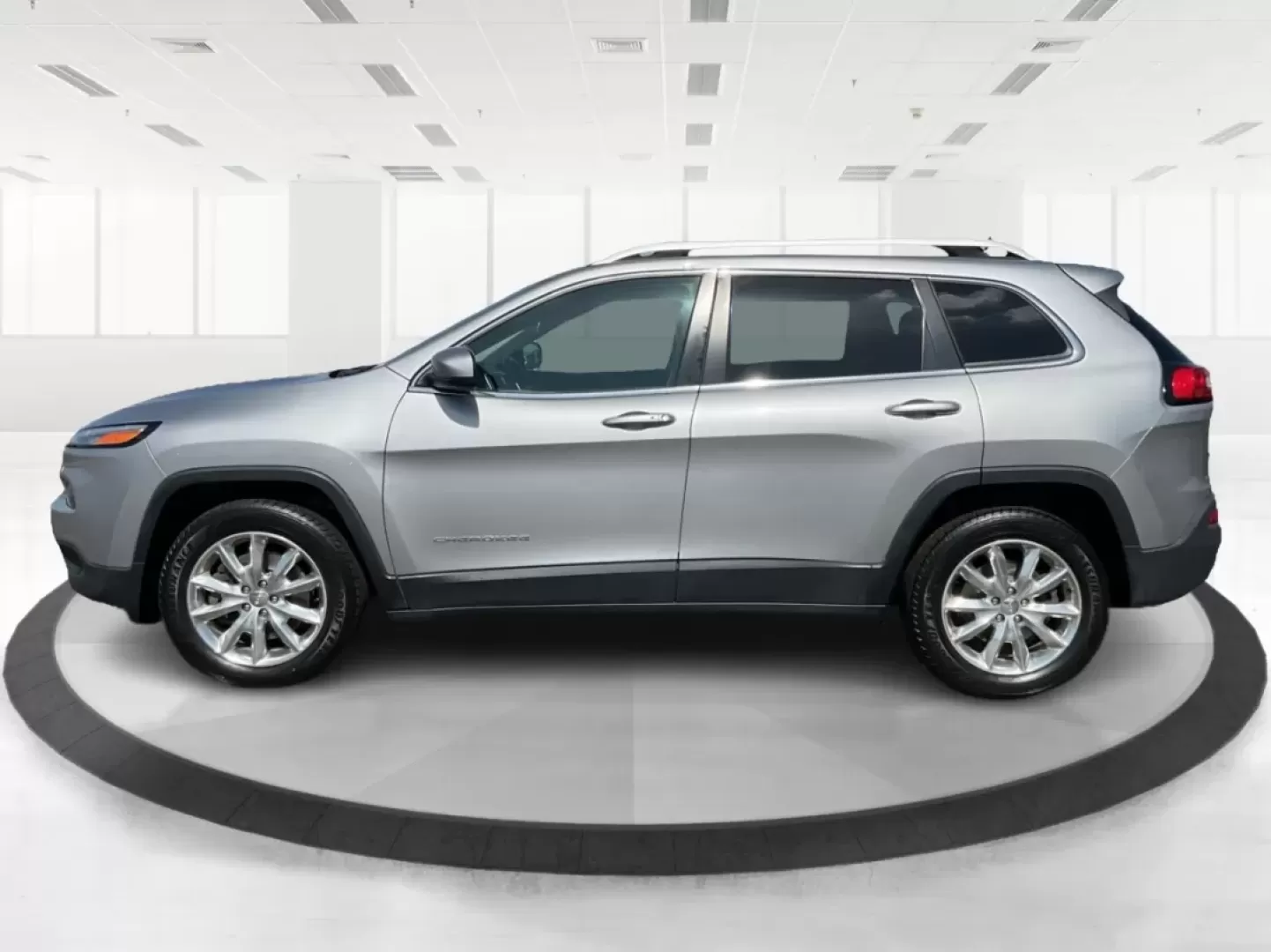 2017 Jeep Cherokee Limited 4x4 (1C4PJMDB5HW) with an Other engine, located at 401 Woodman Dr, Riverside, OH, 45431, (937) 908-9800, 39.760899, -84.123421 - **Adventure Awaits with the 2017 Jeep Cherokee Limited 4x4: Your Perfect Family Crossover!**<br /> <br /> Discover the ultimate blend of style, comfort, and performance with the 2017 Jeep Cherokee Limited 4x4, available now at Advantage Car and Credit in Fairborn, OH. This vehicle is designed for th - Photo#5