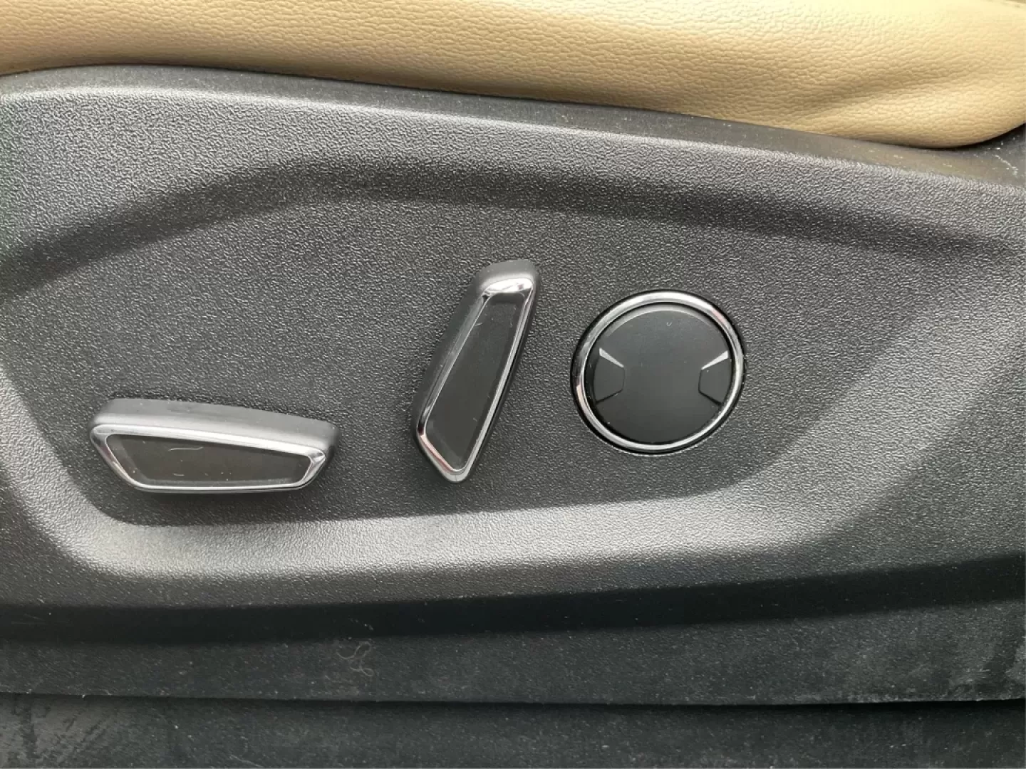 2016 Ford Edge SEL (2FMPK4J92GB) with an Other engine, located at 1184 Kauffman Ave, Fairborn, OH, 45324, (937) 908-9800, 39.807072, -84.030914 - Discover the perfect blend of comfort, style, and functionality with the 2016 Ford Edge SEL, available now at Advantage Car and Credit in Fairborn, OH. Whether you're a growing family in need of extra space, a commuter seeking reliability, or a weekend adventurer ready to explore, this SUV is design - Photo#18