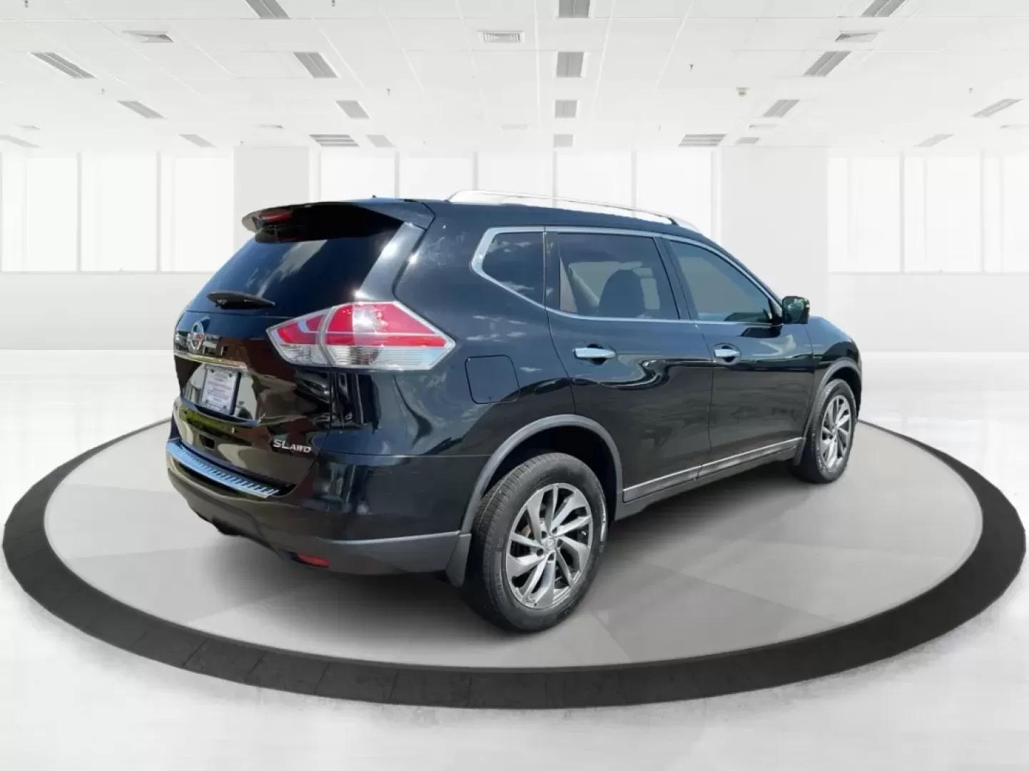 2015 Nissan Rogue SL (5N1AT2MV5FC) with an 2.5L I-4 DOHC engine, located at 401 Woodman Dr, Riverside, OH, 45431, (937) 908-9800, 39.760899, -84.123421 - Unleash adventure and elevate your daily commute with the 2015 Nissan Rogue SL, available now at Advantage Car and Credit, your trusted Buy Here Pay Here dealership in Fairborn, OH. Located at 1184 Kauffman Ave, Fairborn, OH 45324, we specialize in providing flexible financing options, ideal for bud - Photo#2