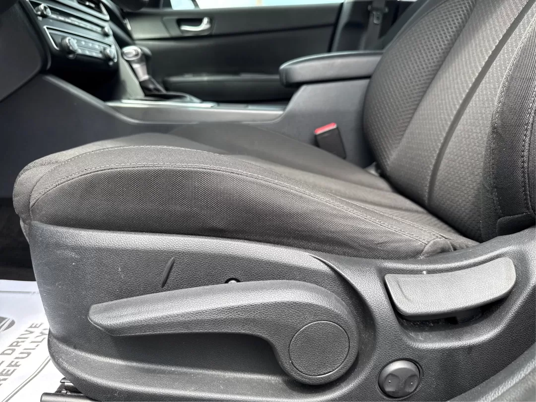 2015 Nissan Rogue SL (5N1AT2MV5FC) with an 2.5L I-4 DOHC engine, located at 401 Woodman Dr, Riverside, OH, 45431, (937) 908-9800, 39.761024, -84.120956 - Photo#18