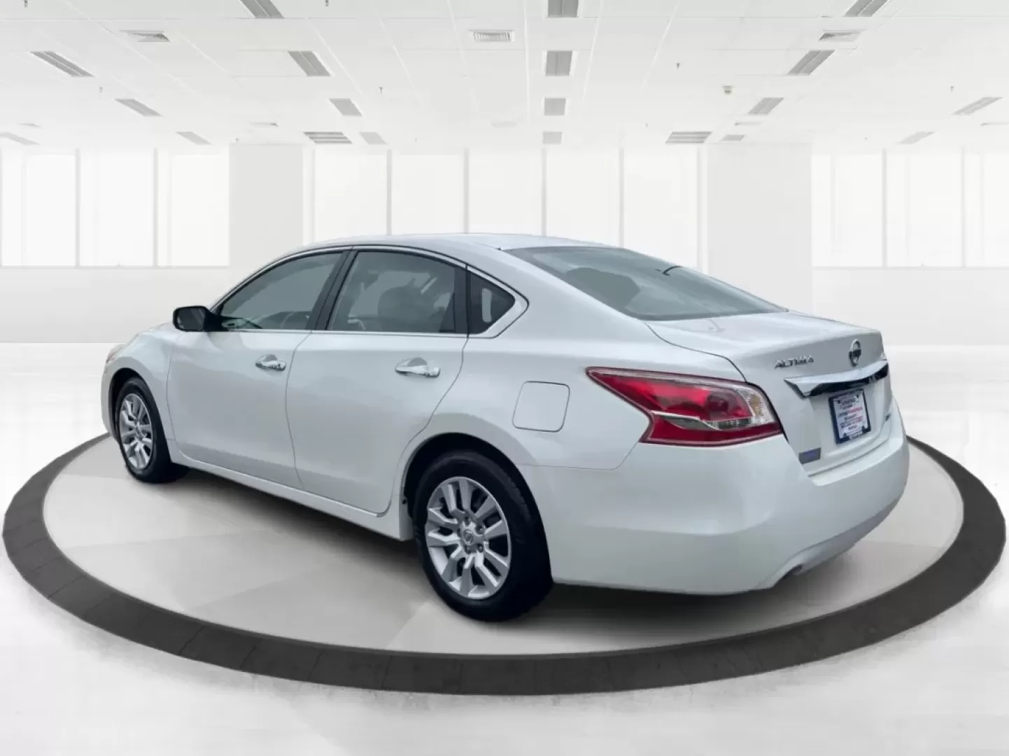 2013 Nissan Altima 2.5 S (1N4AL3APXDC) with an 2.5L I-4 DOHC engine, located at 401 Woodman Dr, Riverside, OH, 45431, (937) 908-9800, 39.760899, -84.123421 - **Experience the Ultimate Blend of Comfort and Reliability with the 2013 Nissan Altima 2.5 S Perfect for Your Lifestyle!**<br /> <br /> Are you in search of a vehicle that effortlessly balances daily commuting and weekend getaways? Look no further than this stunning 2013 Nissan Altima 2.5 S, now av - Photo#4